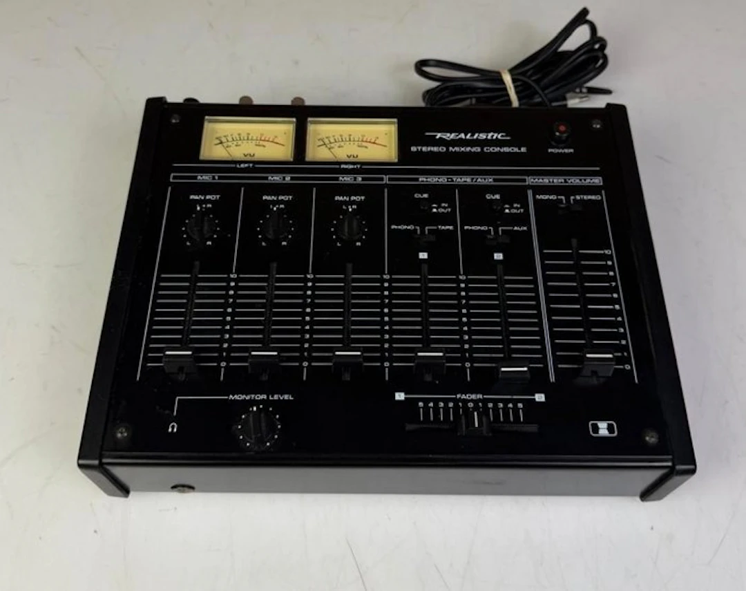 Realistic - 32-1200B Analogue mixer