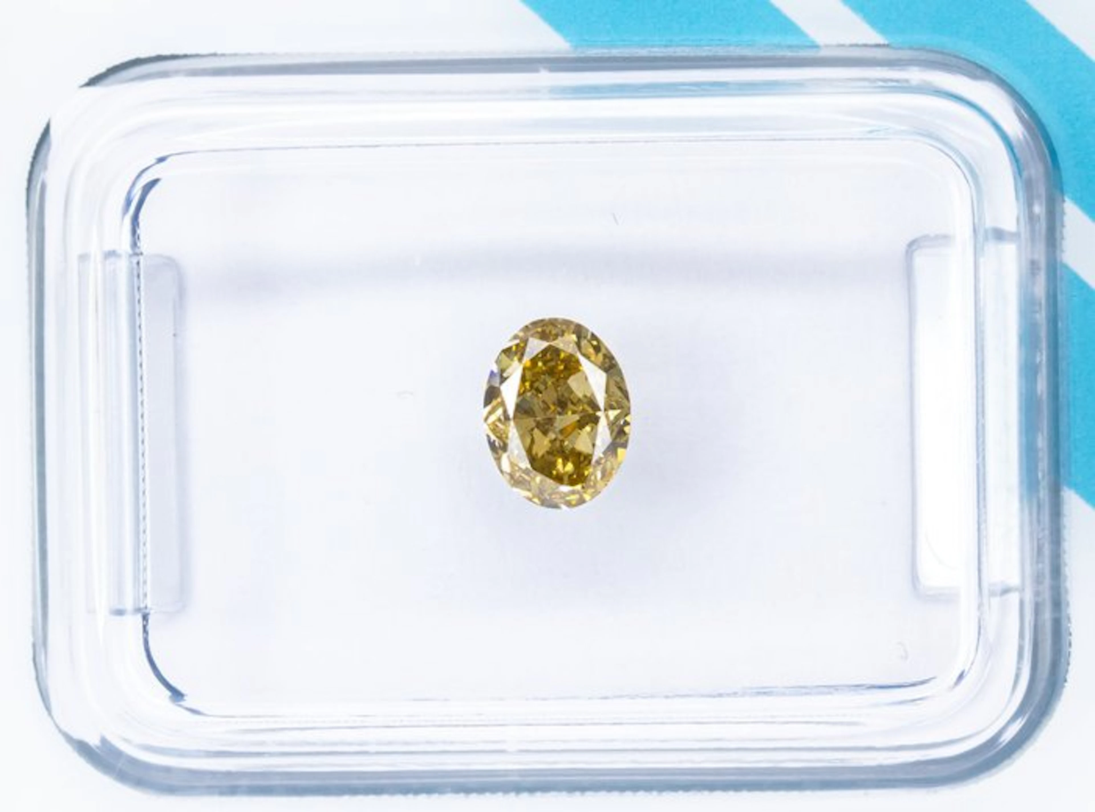 No reserve price - 1 pcs Diamond (Natural coloured)...