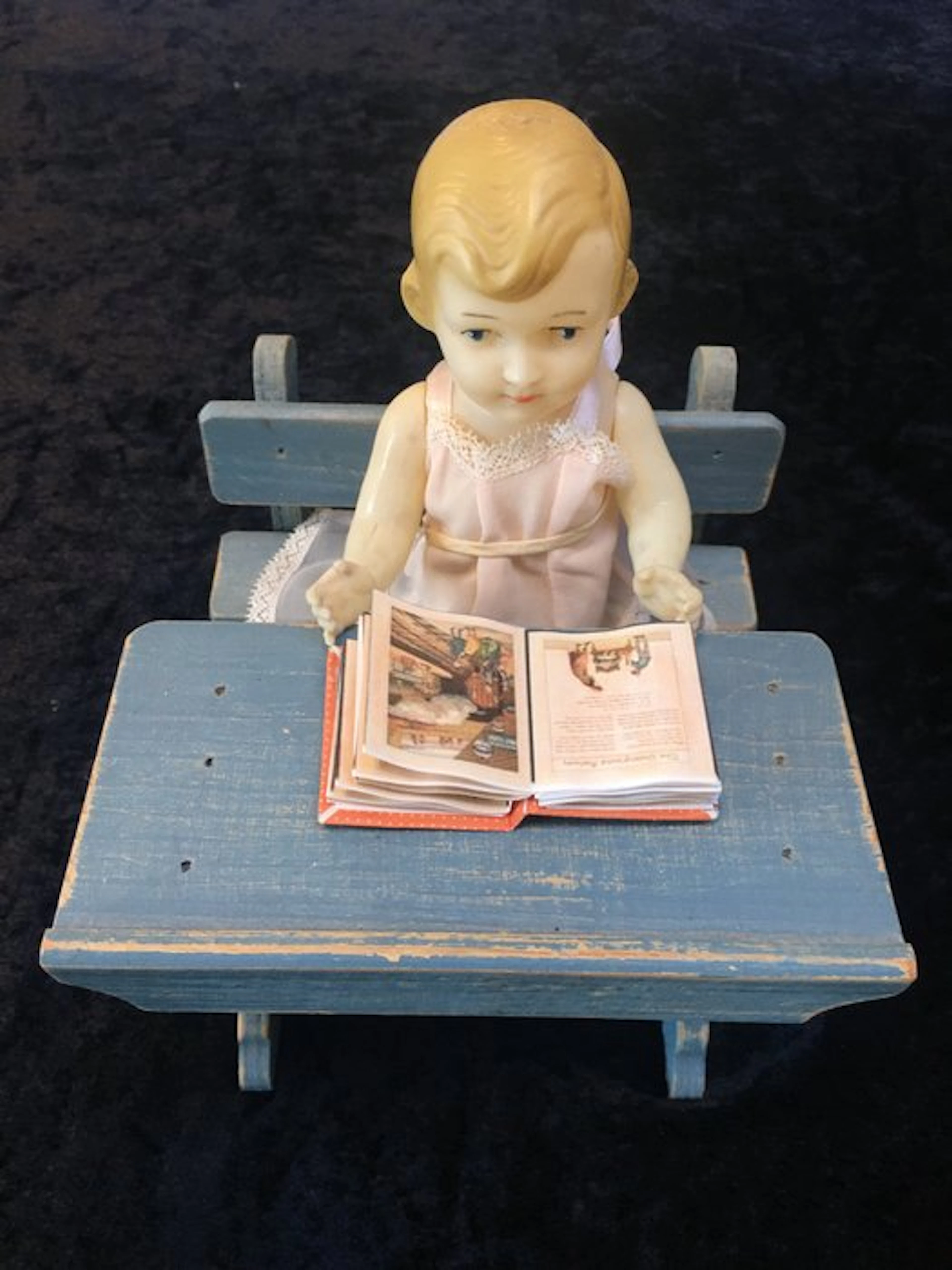Miniatuurschoolbankje met celluloid poppetje - Doll - 1920-1930