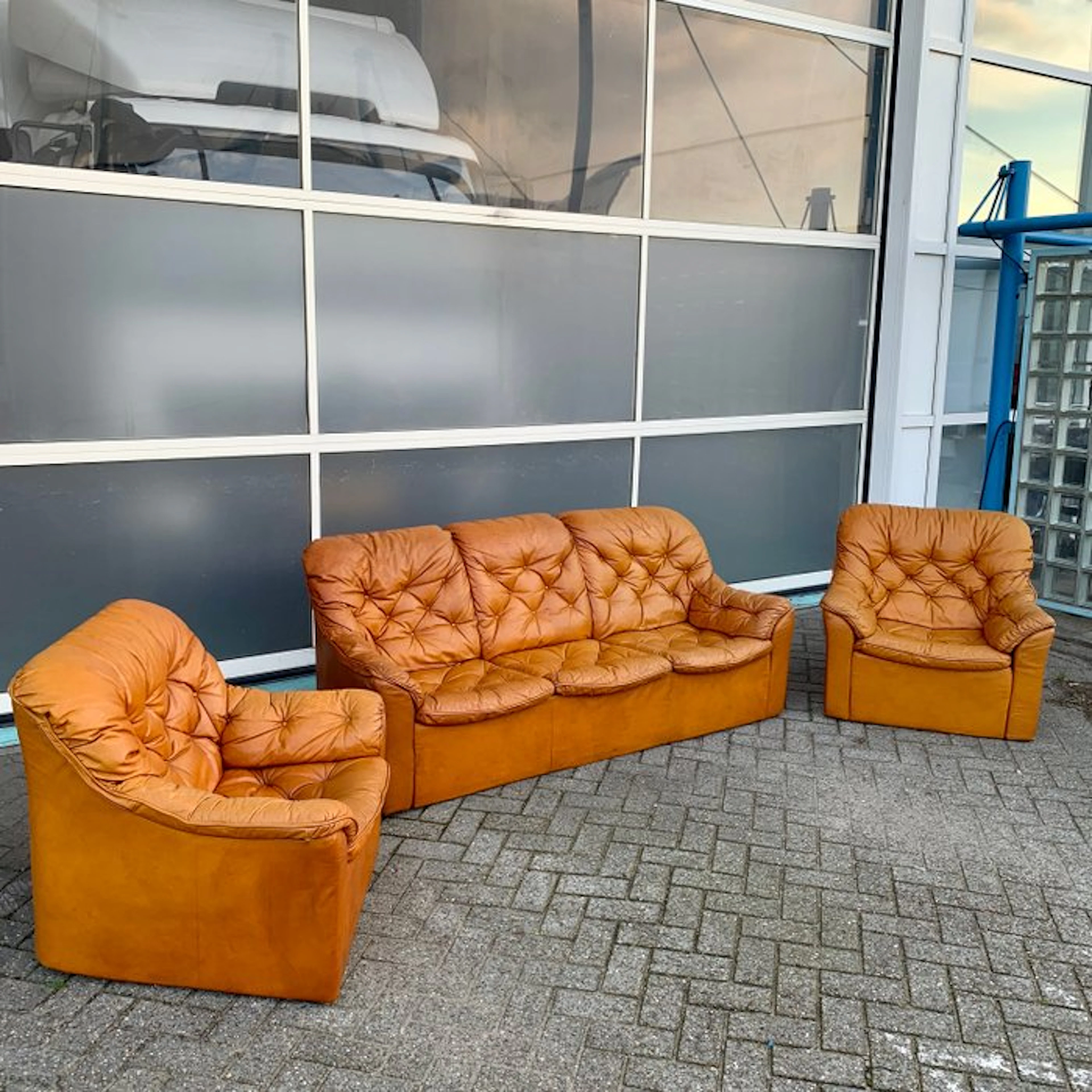 Bench - Leather - A button-tufted vintage lounge set...
