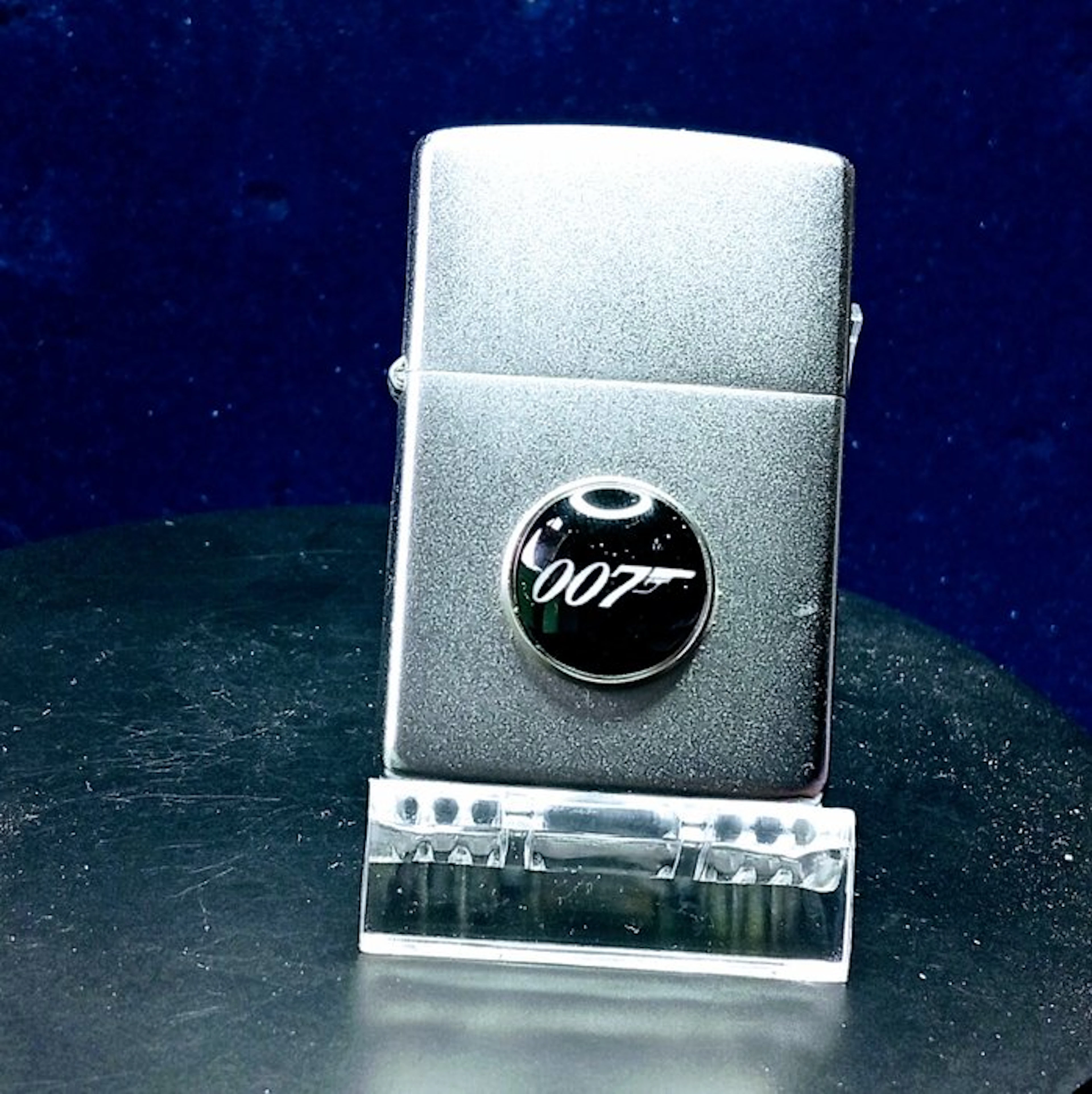 Zippo White Frost - 007 - No reserve price - Pocket lighter - Brass, Steel