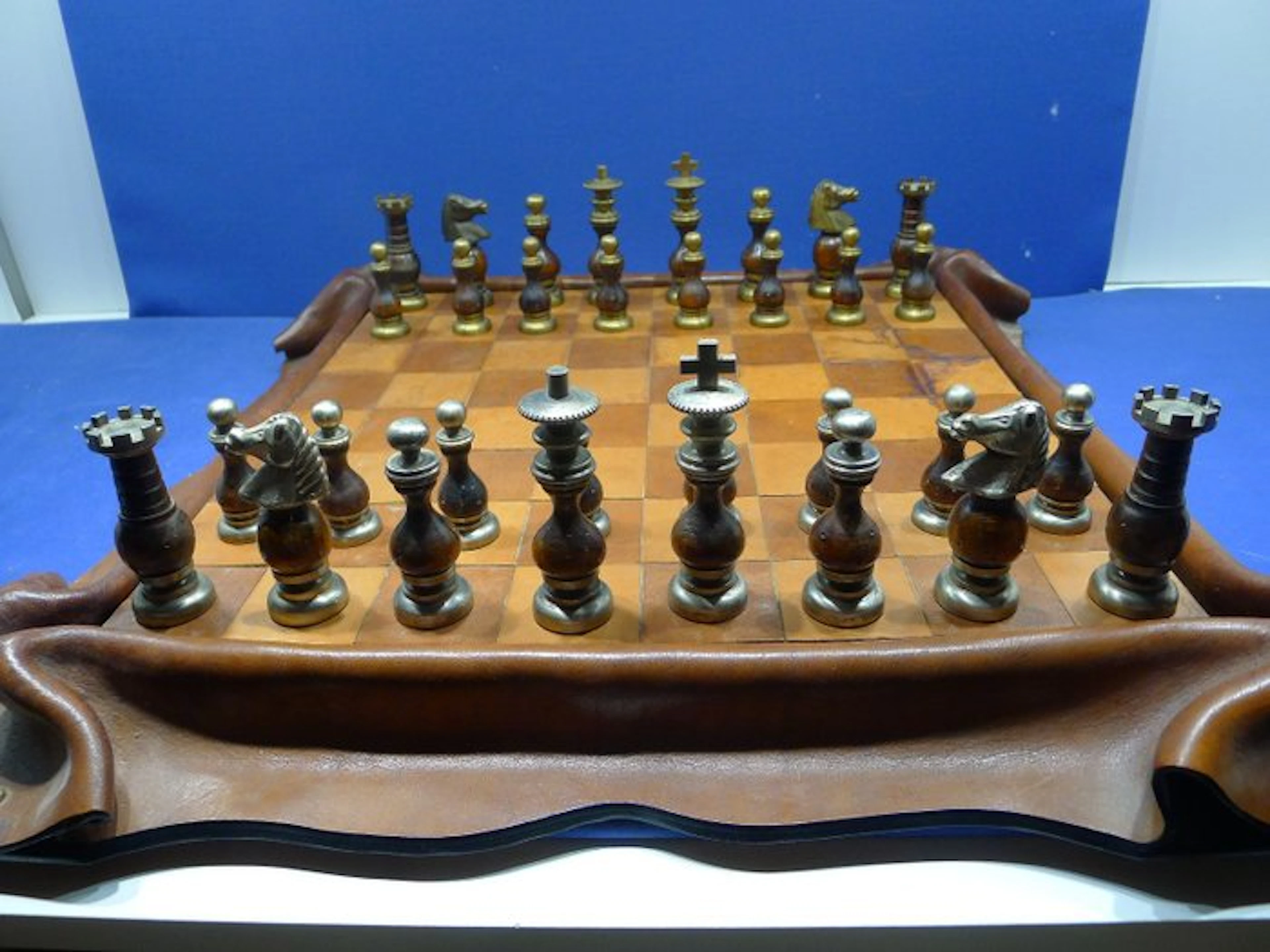 Jeu d'échecs Kangaroo en metal et bois laqué - Echiquier...