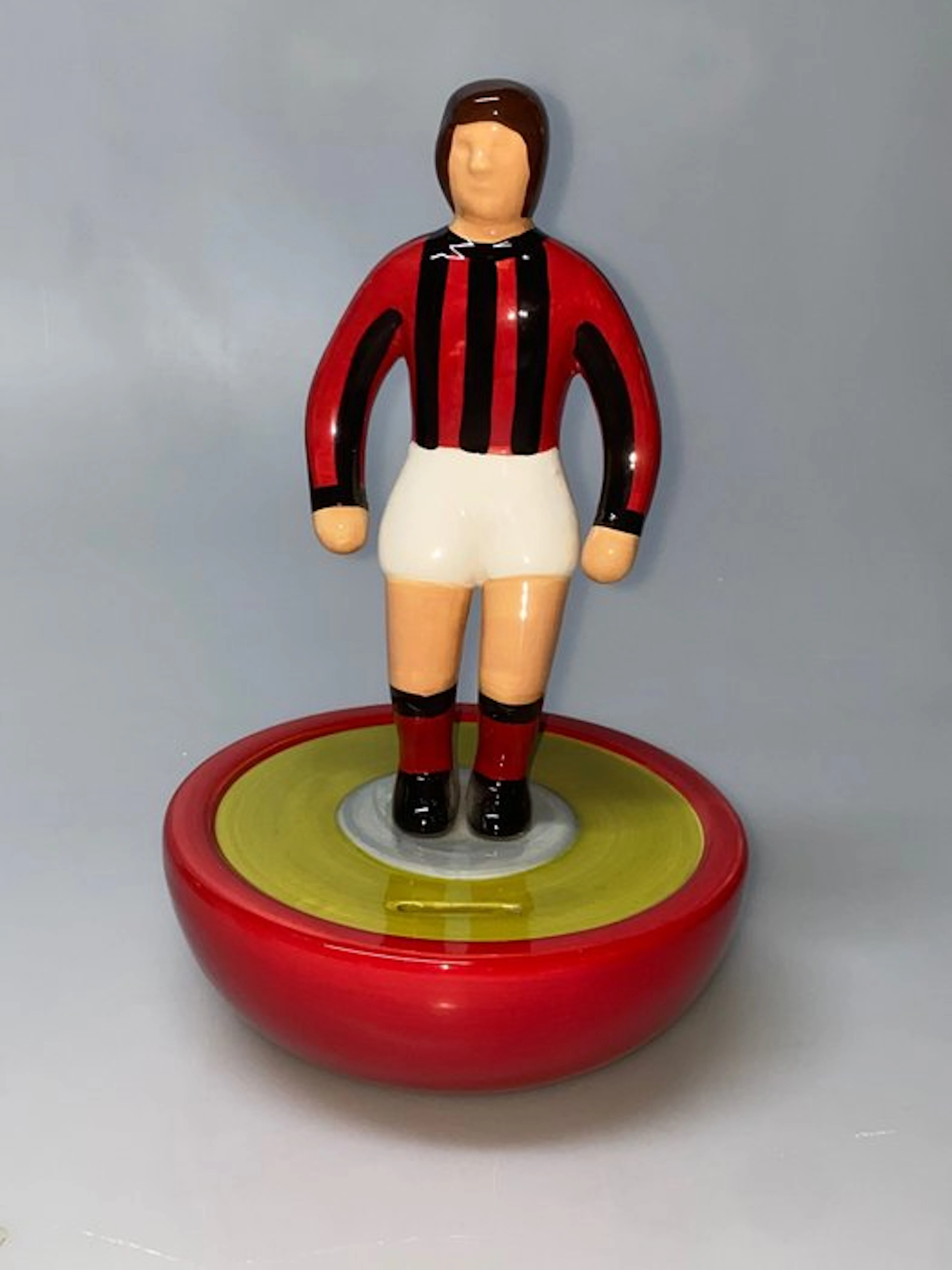 Figurine - giocatore di subbuteo con maglia del Milan - Pottery