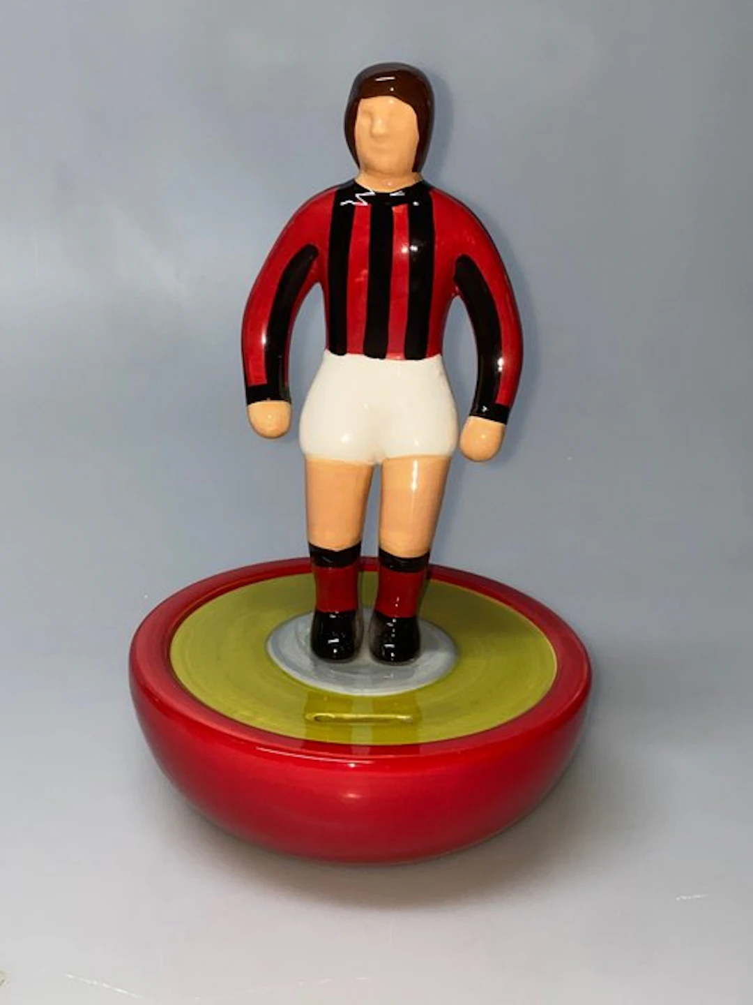 Figurine - giocatore di subbuteo con maglia del Milan - Pottery