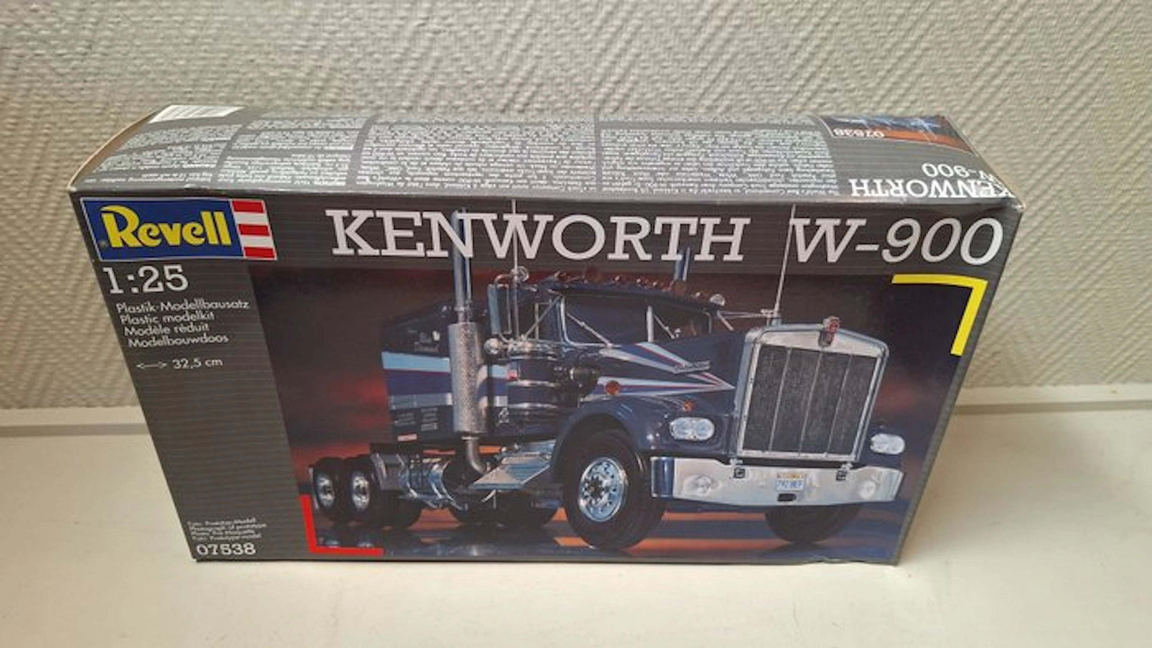 Revell 1:25 - Model kit - Kenworth W-900
