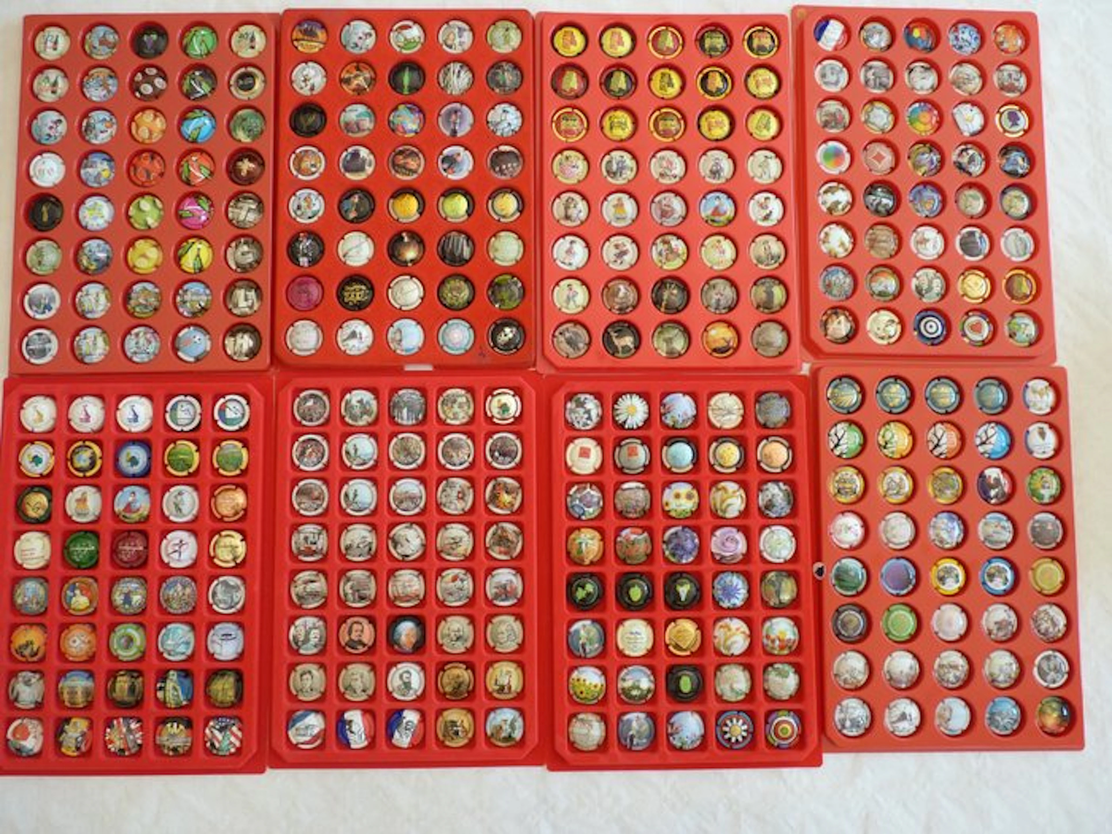 Themed collection - 320 generic champagne capsules