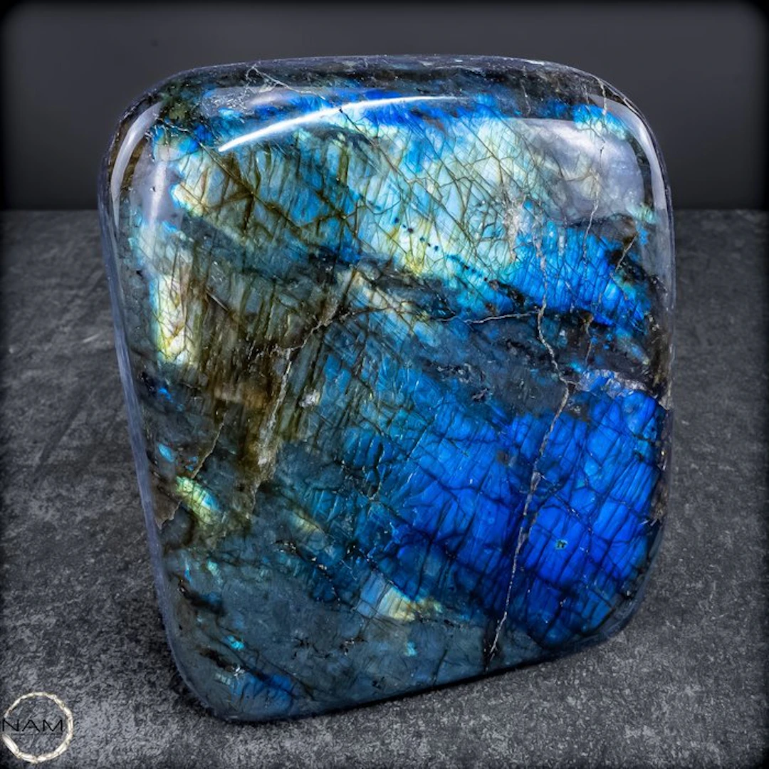 Natural labradorite from Madagascar – Nature's shimmering...