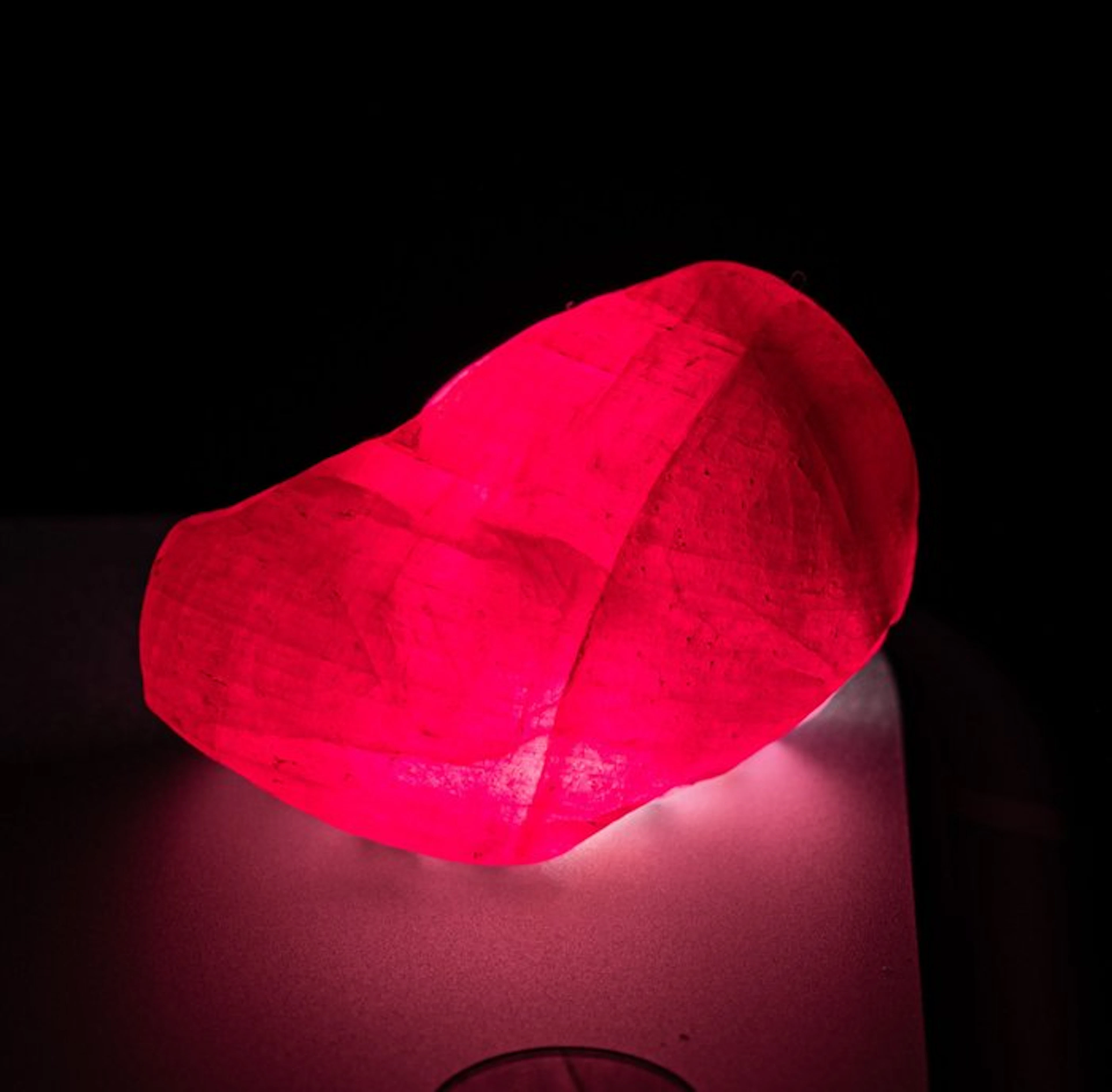 33.72 CARATS!! PIGEON-BLOOD RUBY - TOP QUALITY GÉANT...
