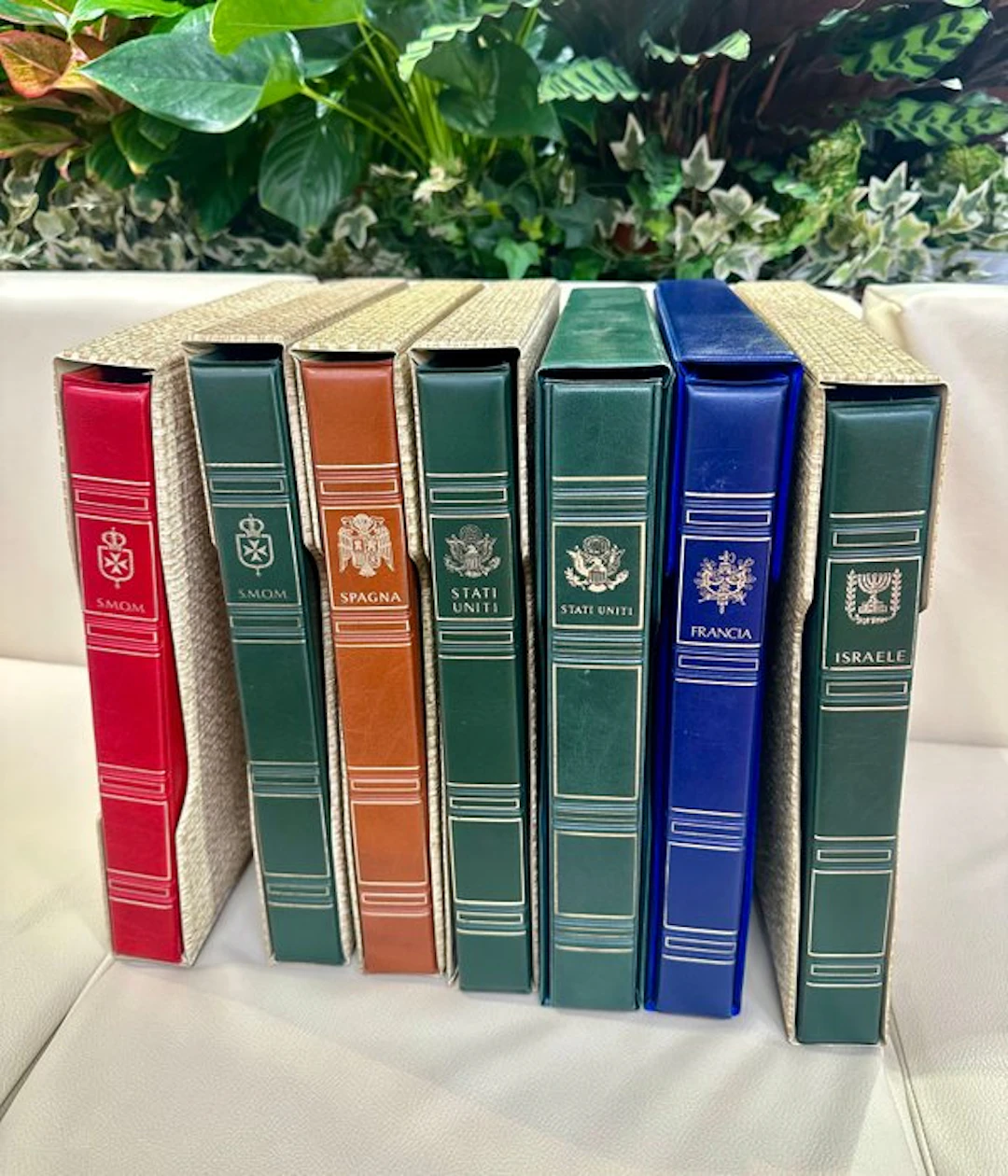 World - 7 Marini binders, 22-ring, with case, in excellent condition.