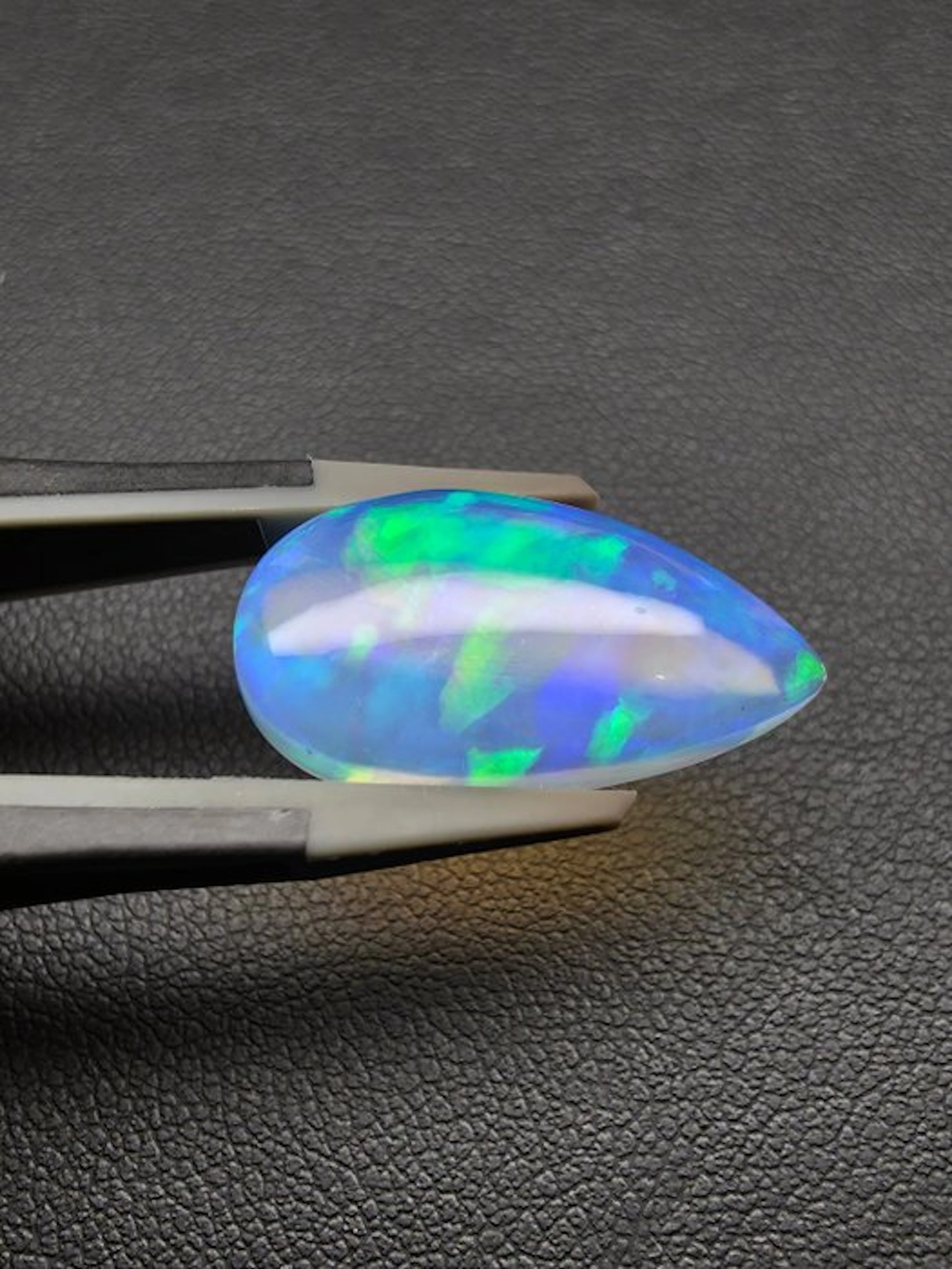 8.55cts Natural White Opal Cabochon - Height: 21.7 mm - Width: 11.5 mm- 1.71 g