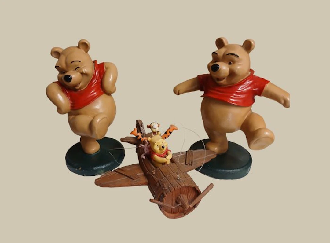 Figurine - Winnie the pooh and Friends in a plane plus 2...