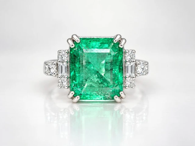 Ring - 18 kt. White gold - 3.10ct. tw. Emerald - Diamond - Green