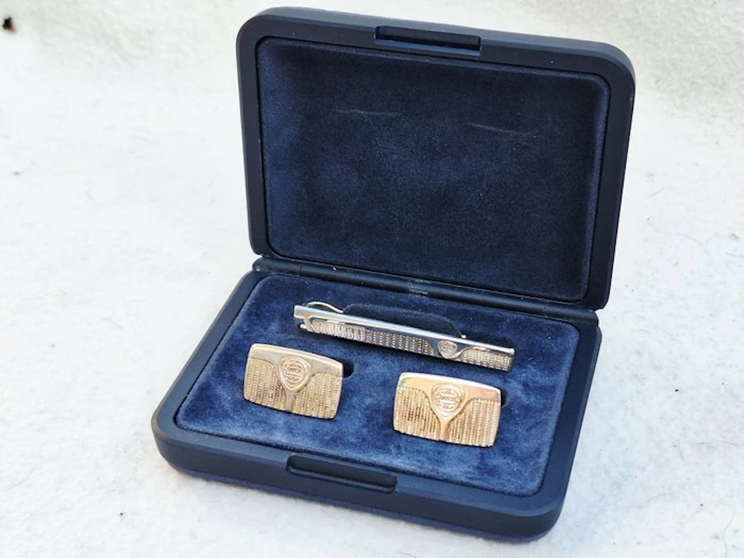 Cufflinks and a tie clip - Lancia - met grille type Delta of Beta