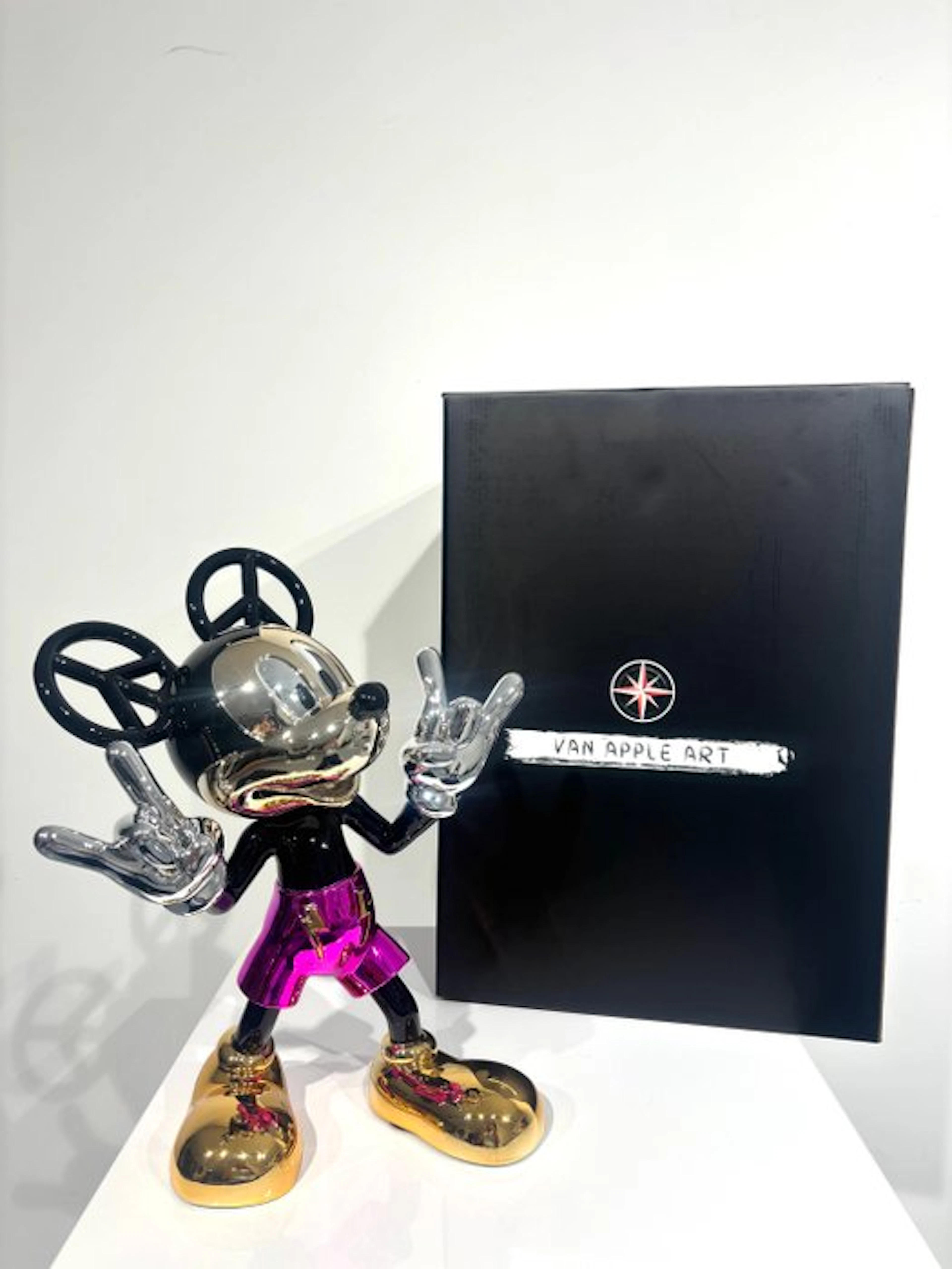 Van Apple - World Peace- Mickey Pink