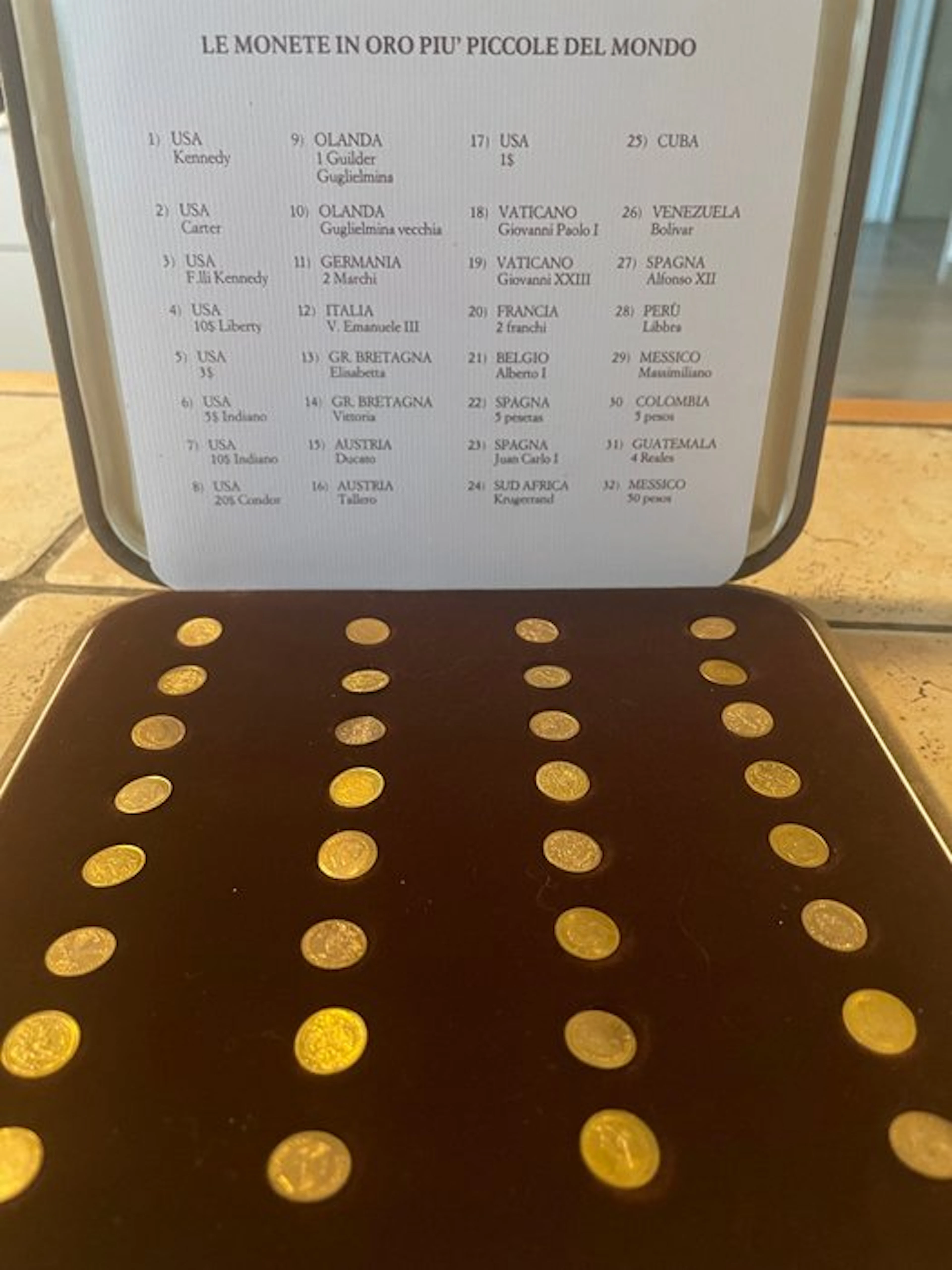 World. ND, Le monete in oro più piccole del mondo, 32 x mini-pièces, 3.74 gr.