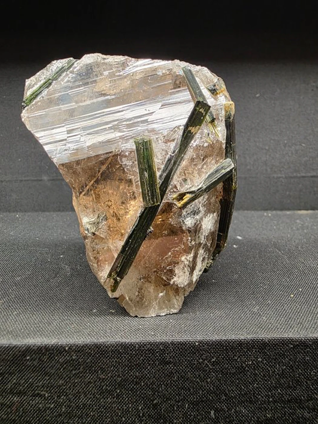 Tourmaline Crystals on matrix - Height: 8 cm - Width: 6 cm- 257 g