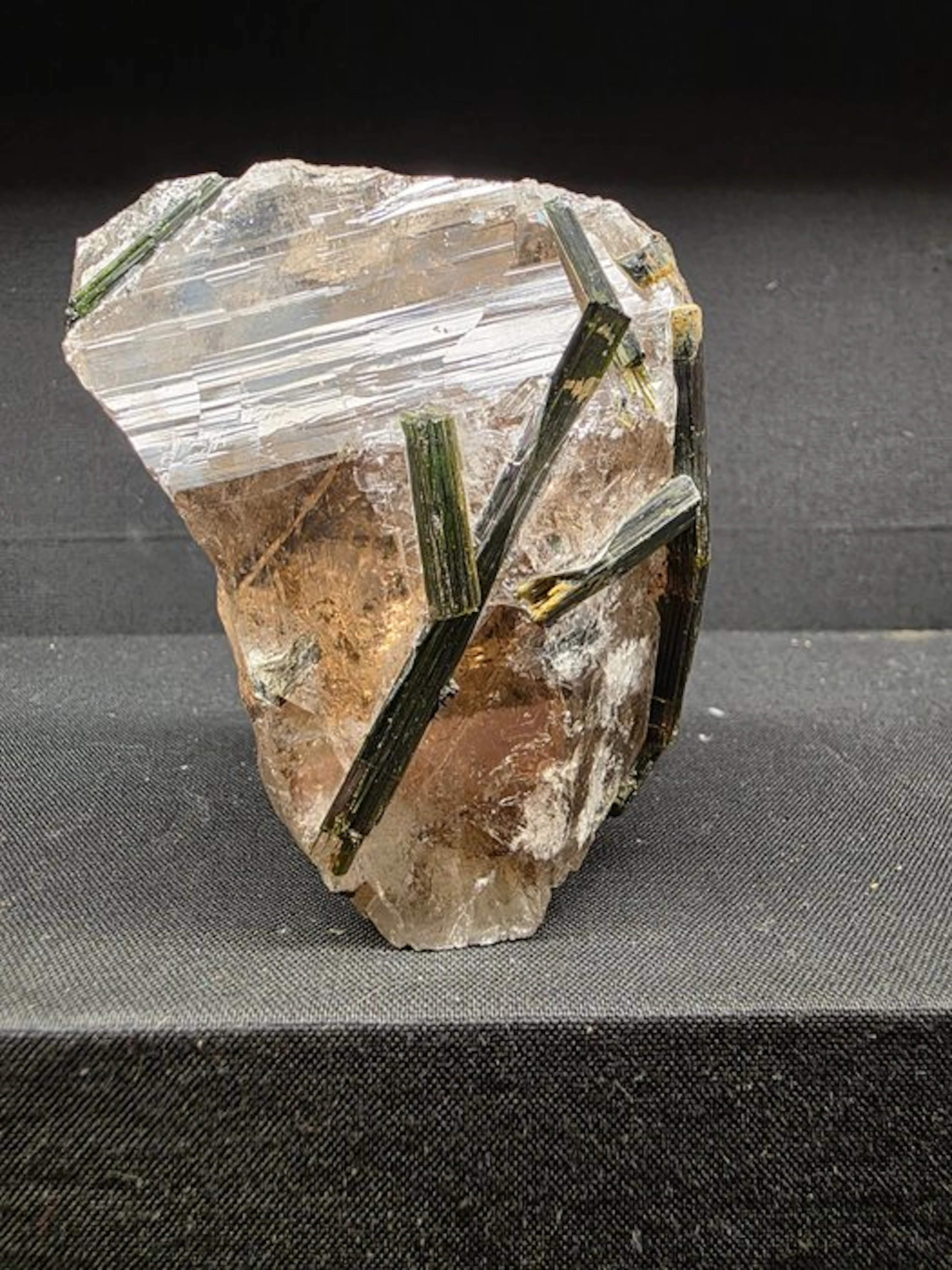 Tourmaline Crystals on matrix - Height: 8 cm - Width: 6 cm- 257 g