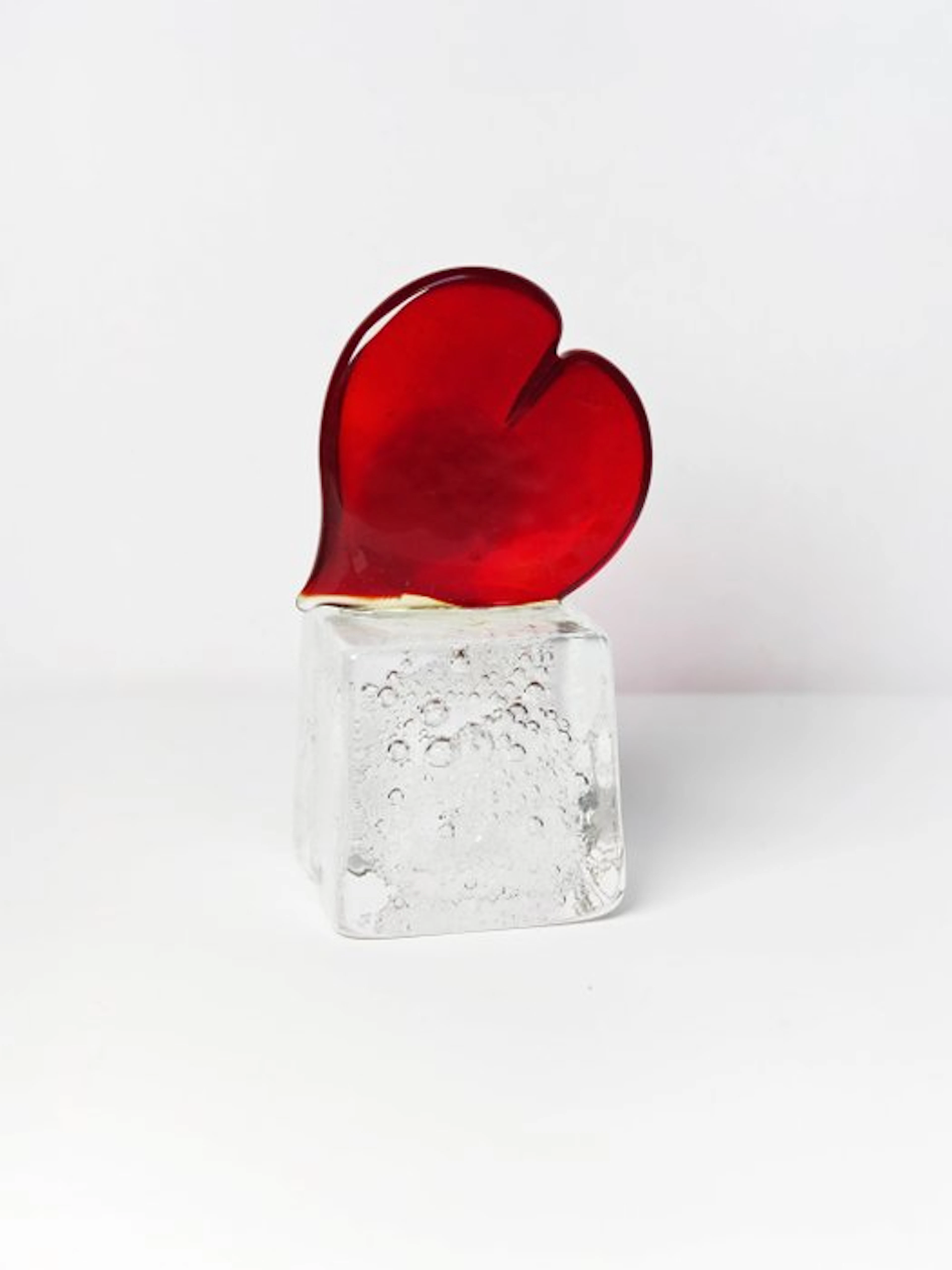 Sculpture, Cuore su base in vetro pulegoso - 9 cm - Murano glass