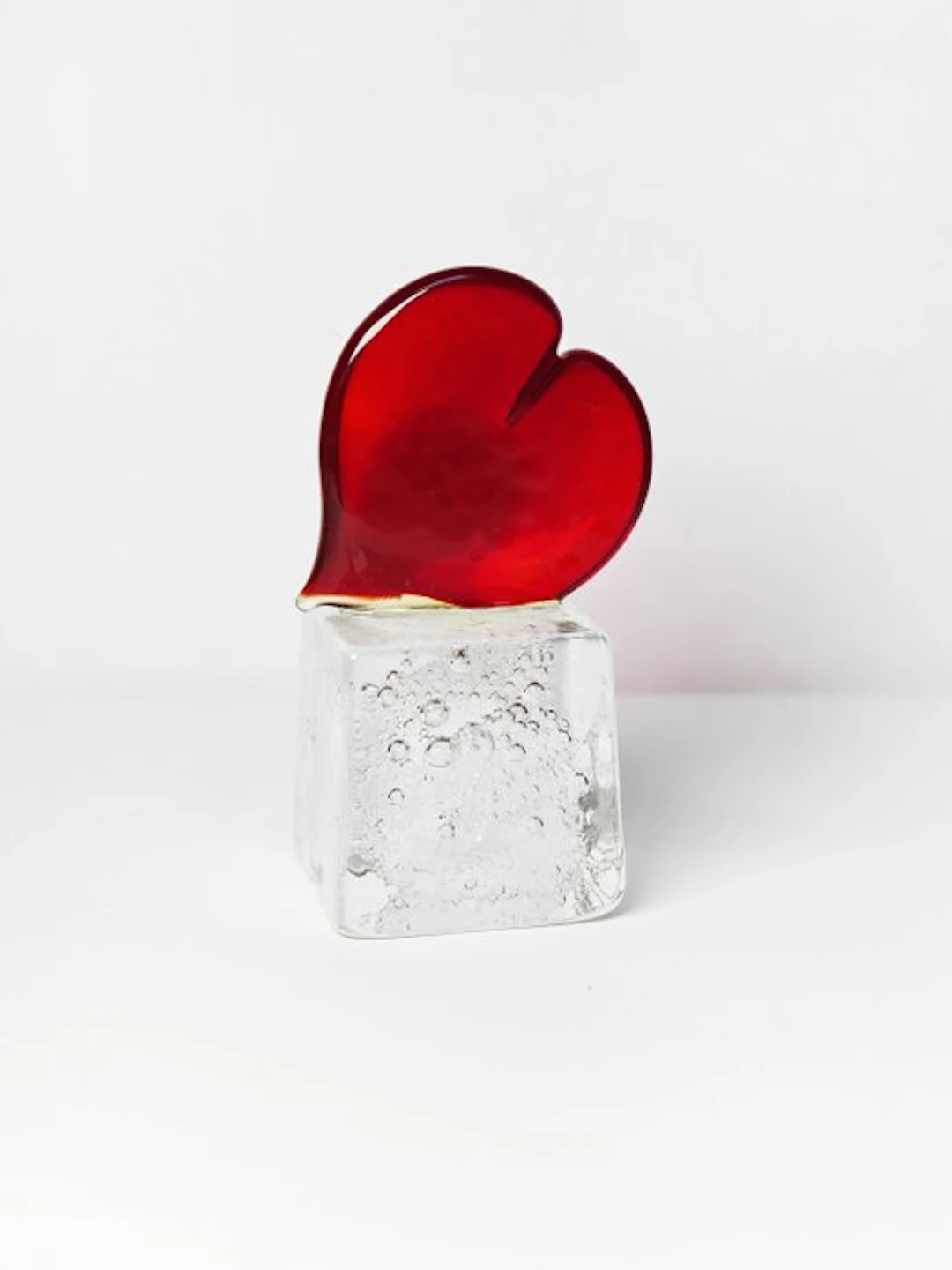 Sculpture, Cuore su base in vetro pulegoso - 9 cm - Murano glass