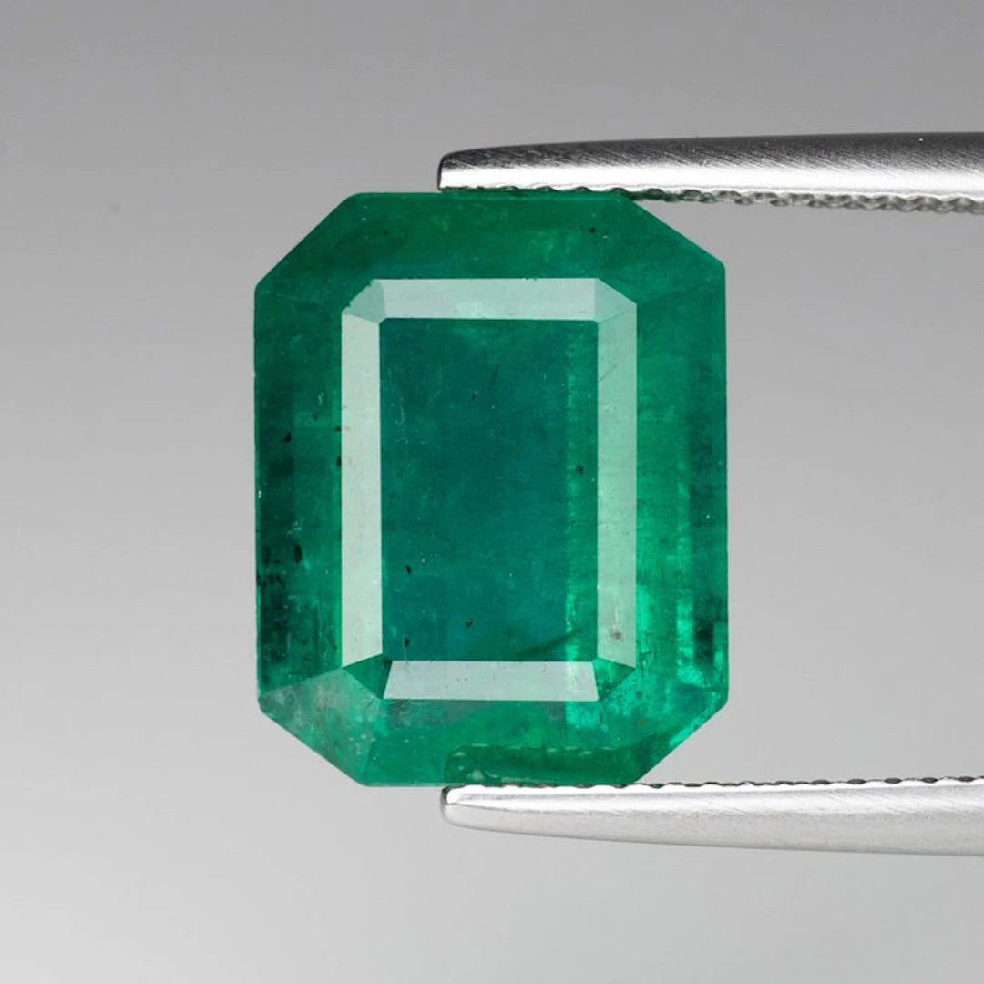 1 pcs Green Emerald - 9.72 ct - International Gemological Institute (IGI)
