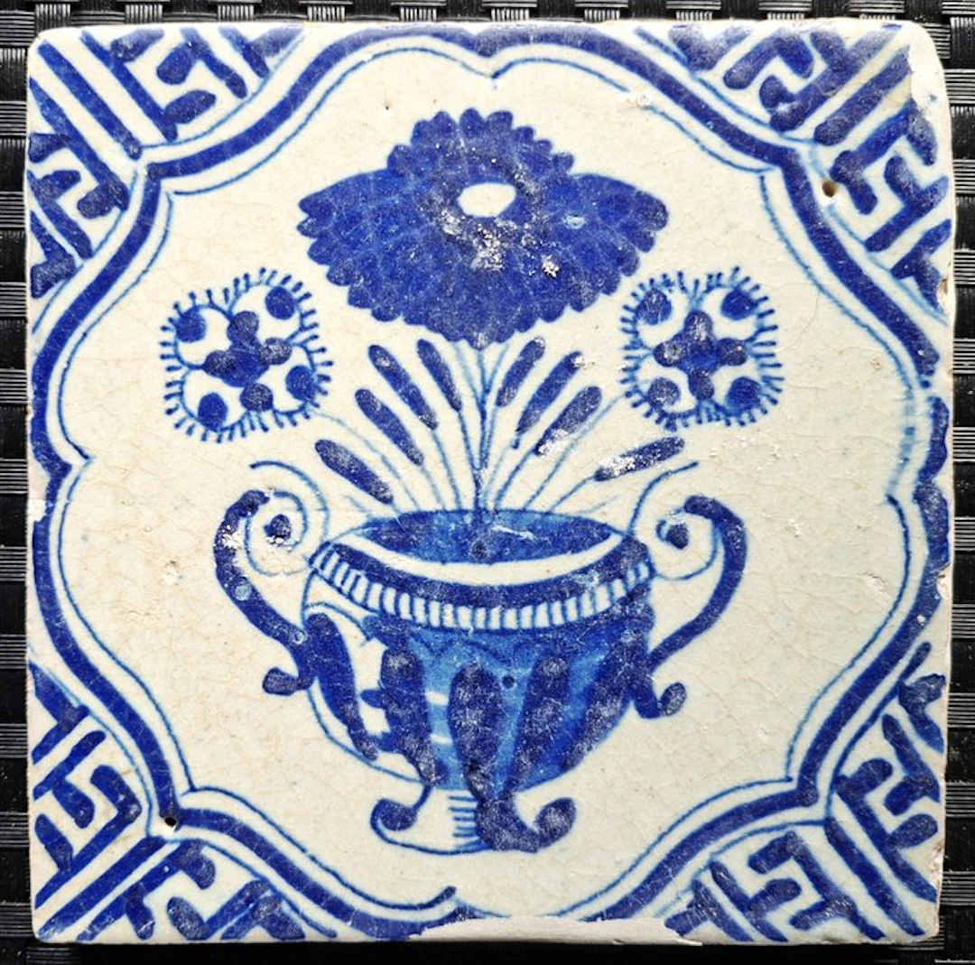 Tile - Antique tile with a flower vase. - 1600-1650