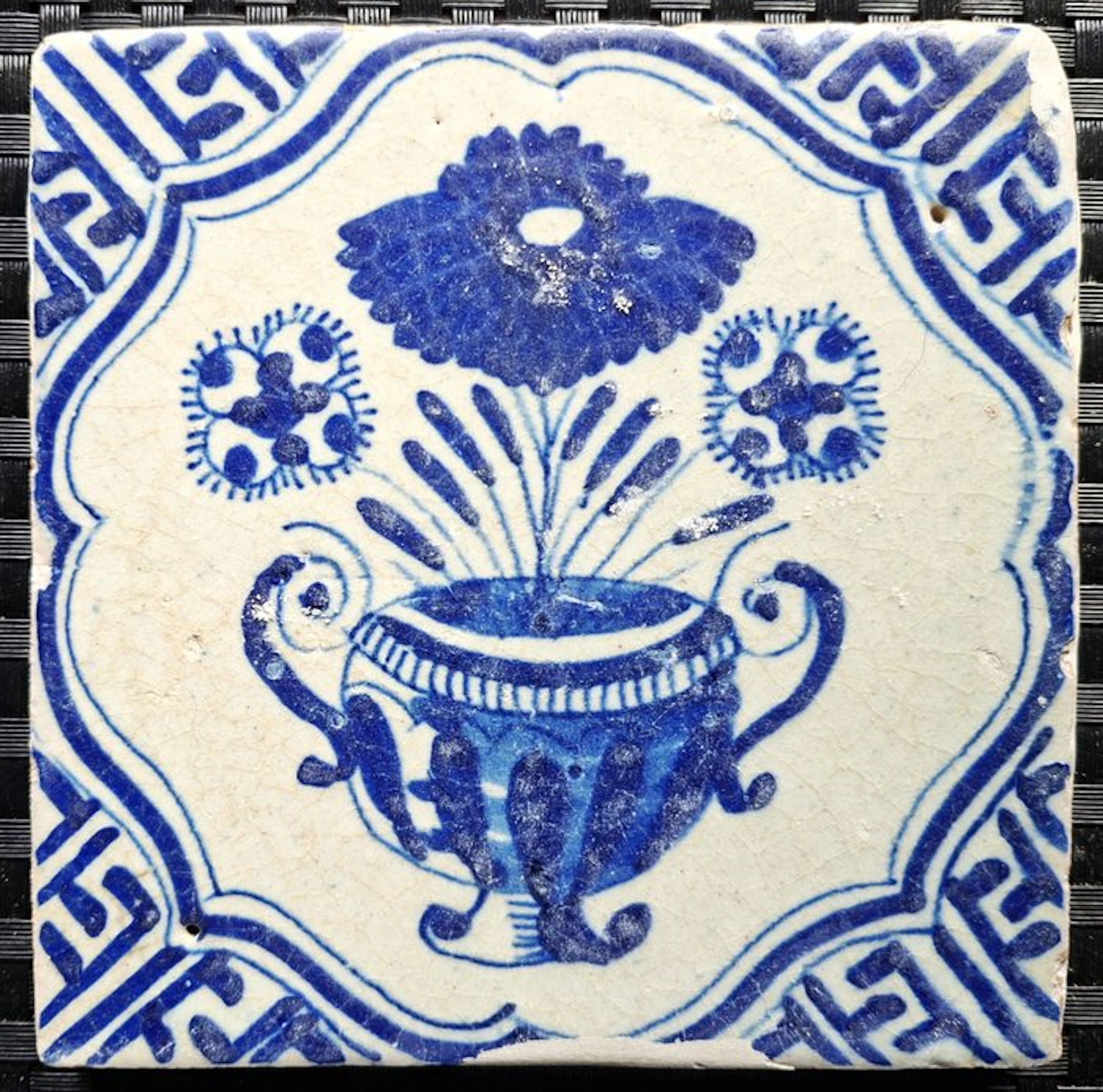 Tile - Antique tile with a flower vase. - 1600-1650