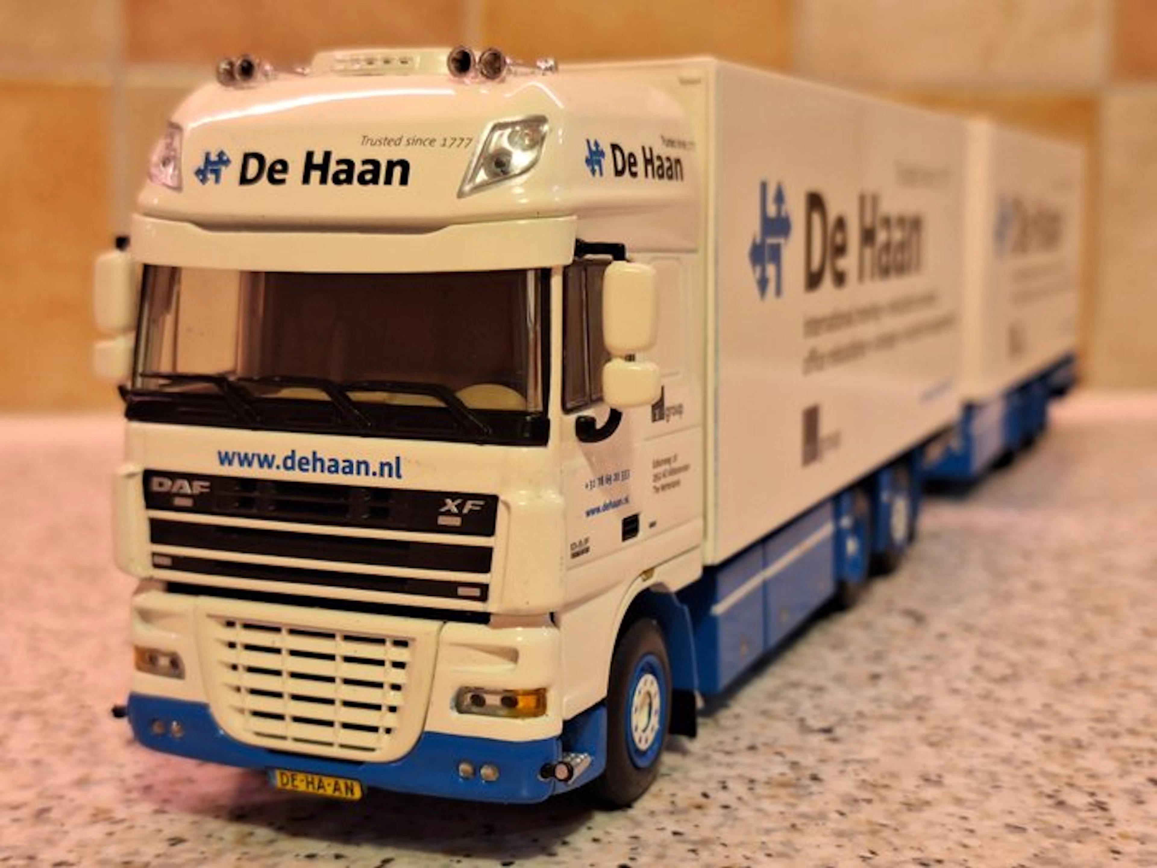 WSI 1:50 - Model truck - DAF XF105 Super Space Cab - box...