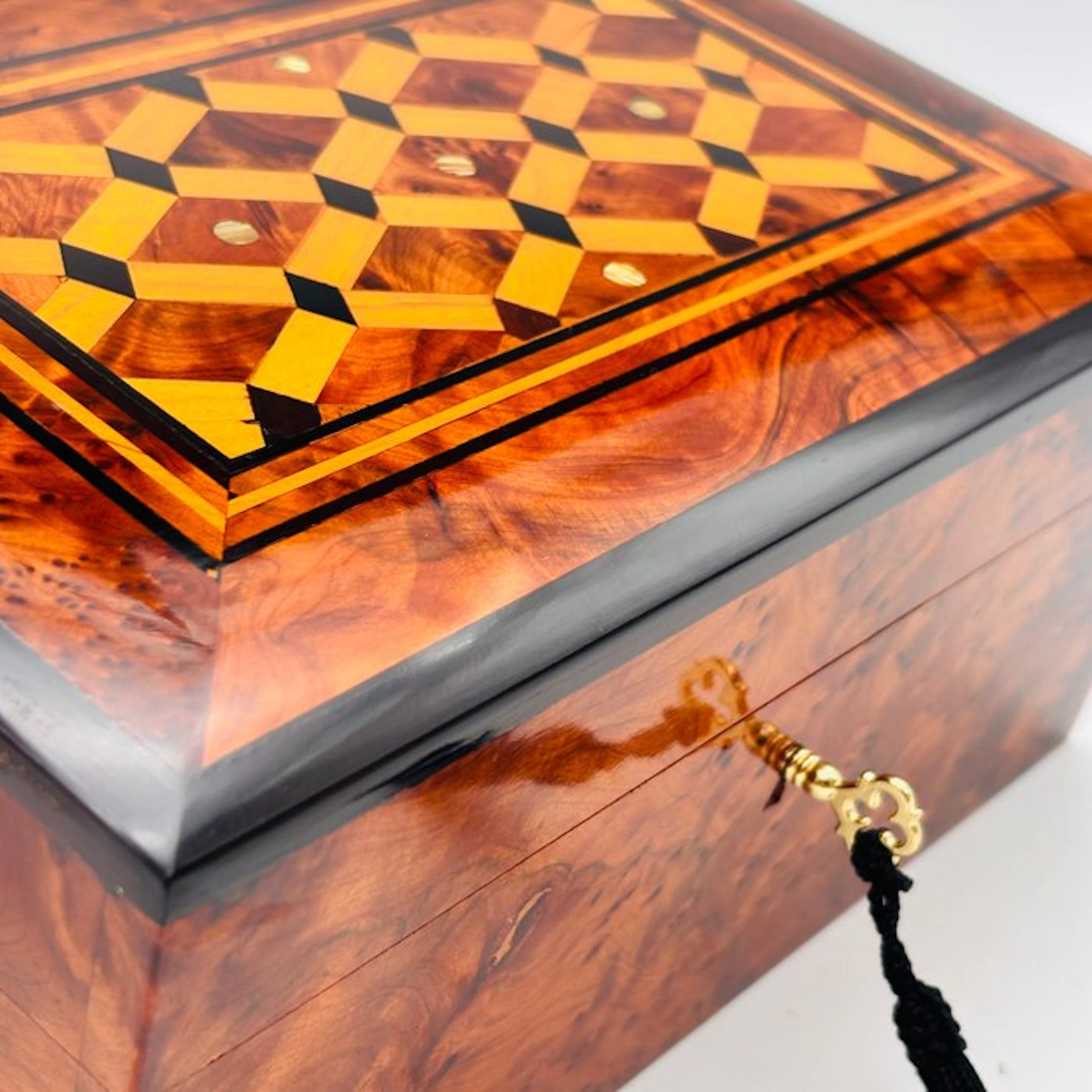Jewellery box - Thuya wood, Wood, Mother-of-pearl, Marquetry, Tree of Life