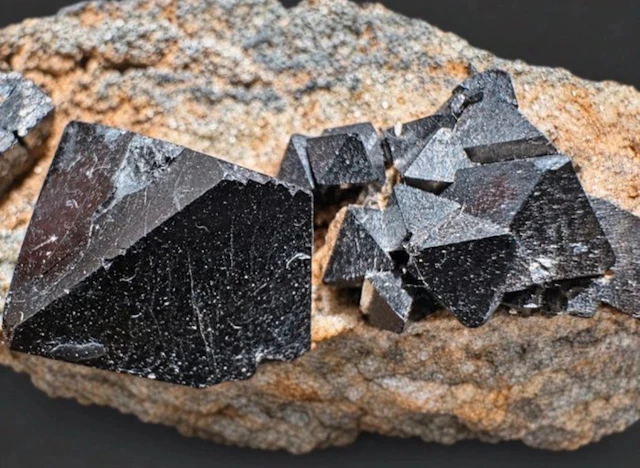 Magnetite Crystals on matrix - Height: 5 cm - Width: 3 cm- 180 g
