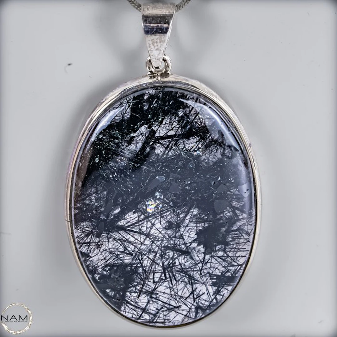 Natural tourmaline-in-quartz pendant – Unique natural art in silver 91.45 ct