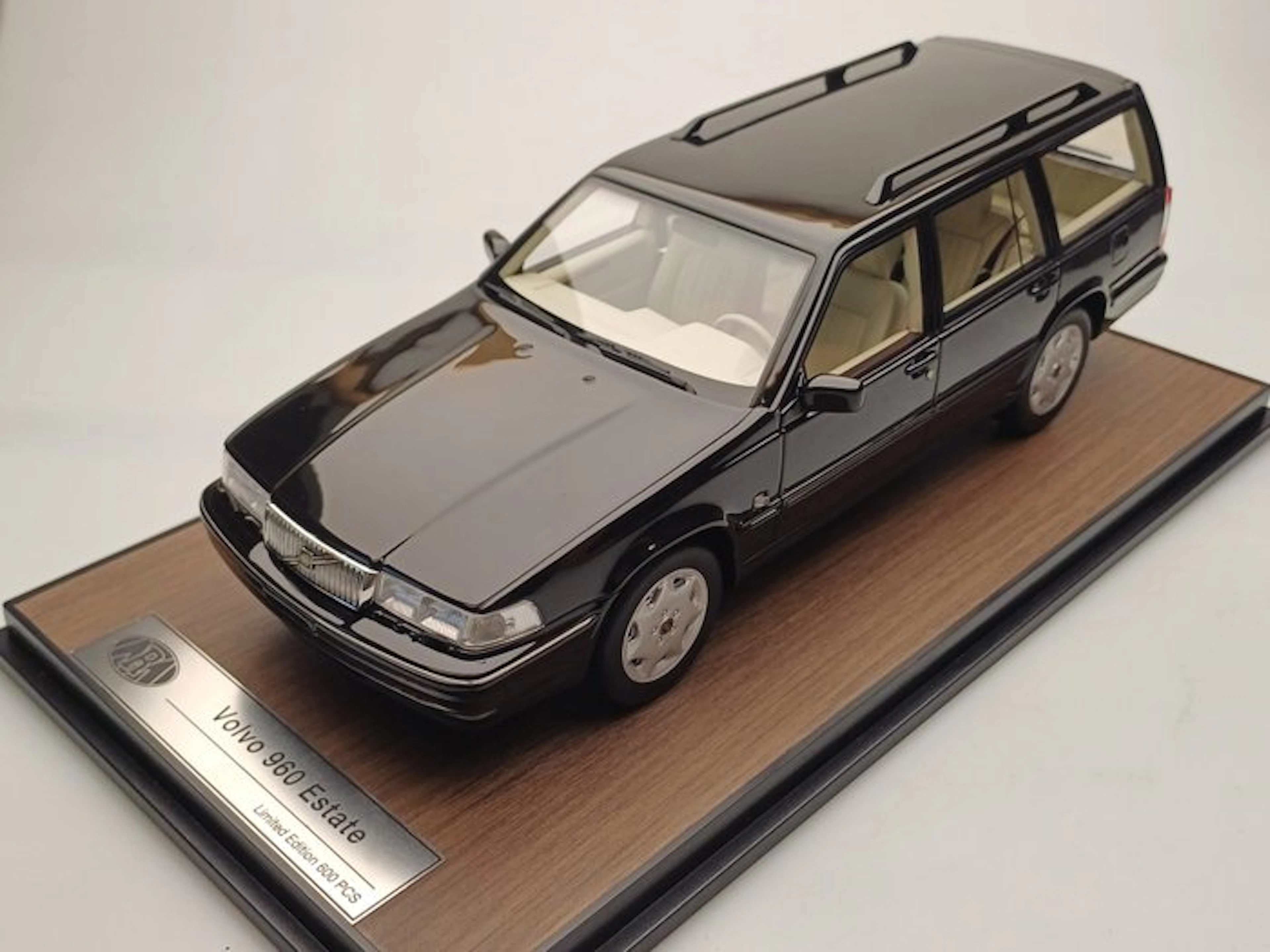 Radscale 1:18 - Model car - Volvo 960 Estate - Zwart - Inclusief Vitrinebox