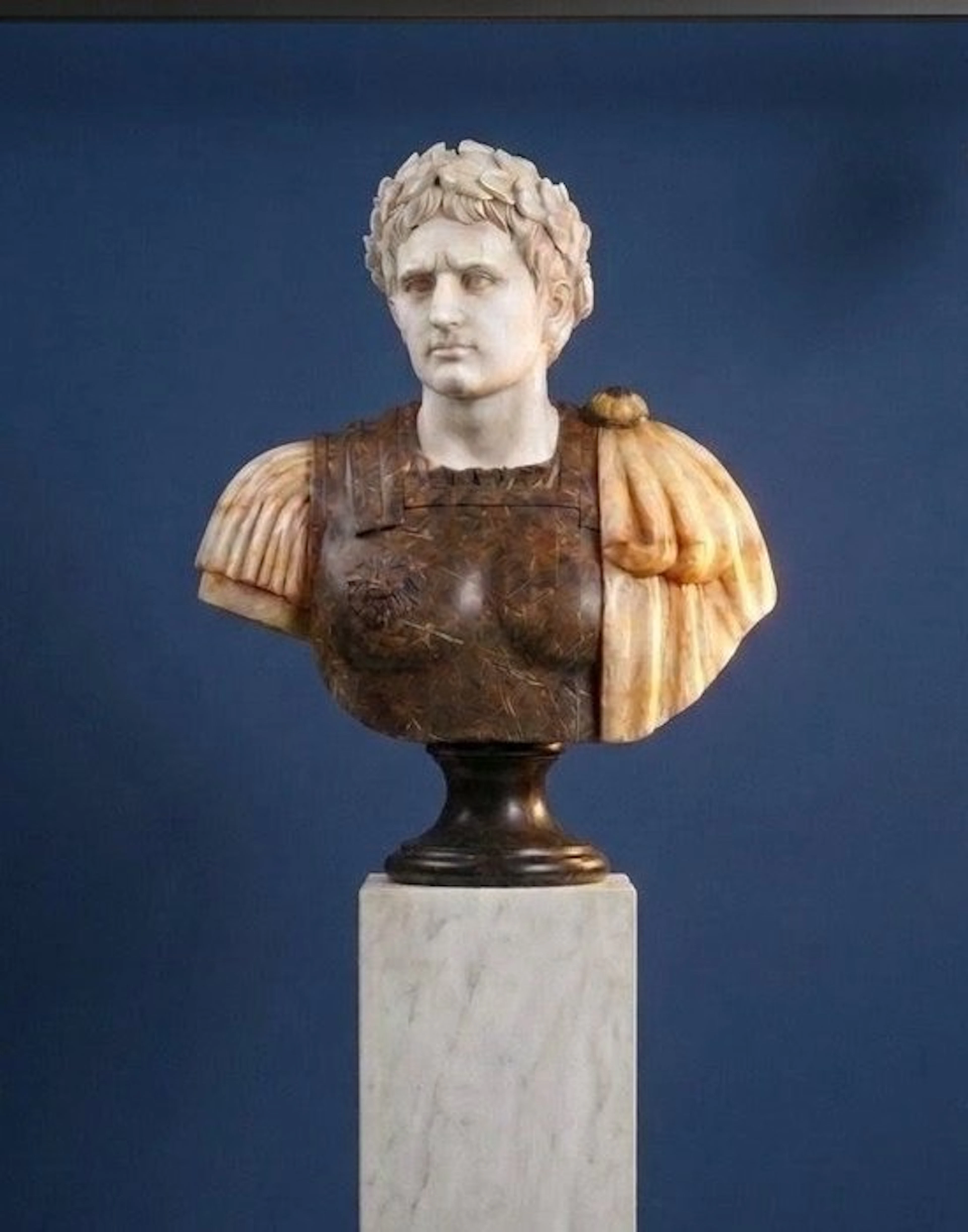 Sculpture, Busto di Imperatore Cesare in Marmi policromi - 80 cm - Marble
