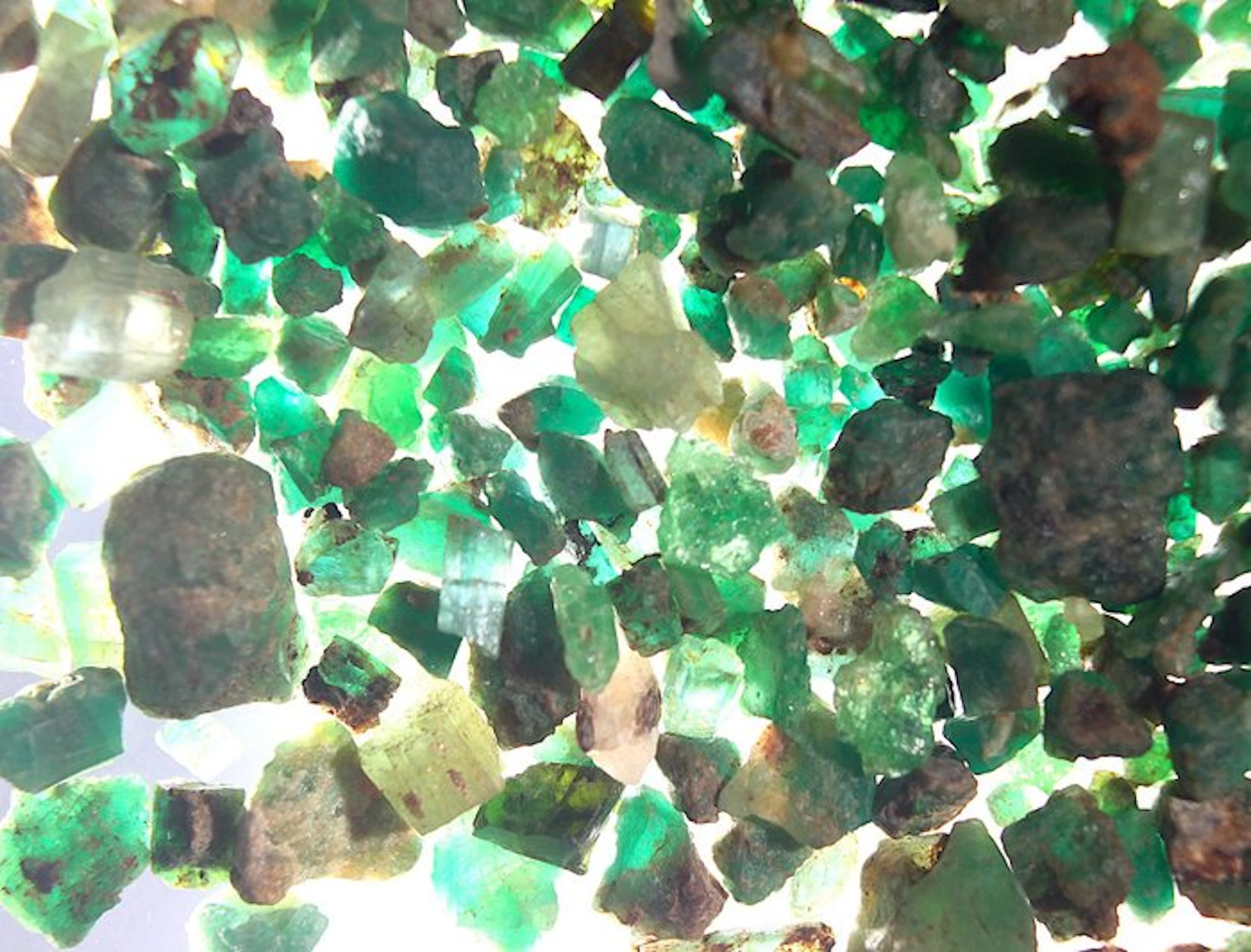 No Reserve - Ct. 103.00 Natural Emerald Swat - Rough- 20.6 g