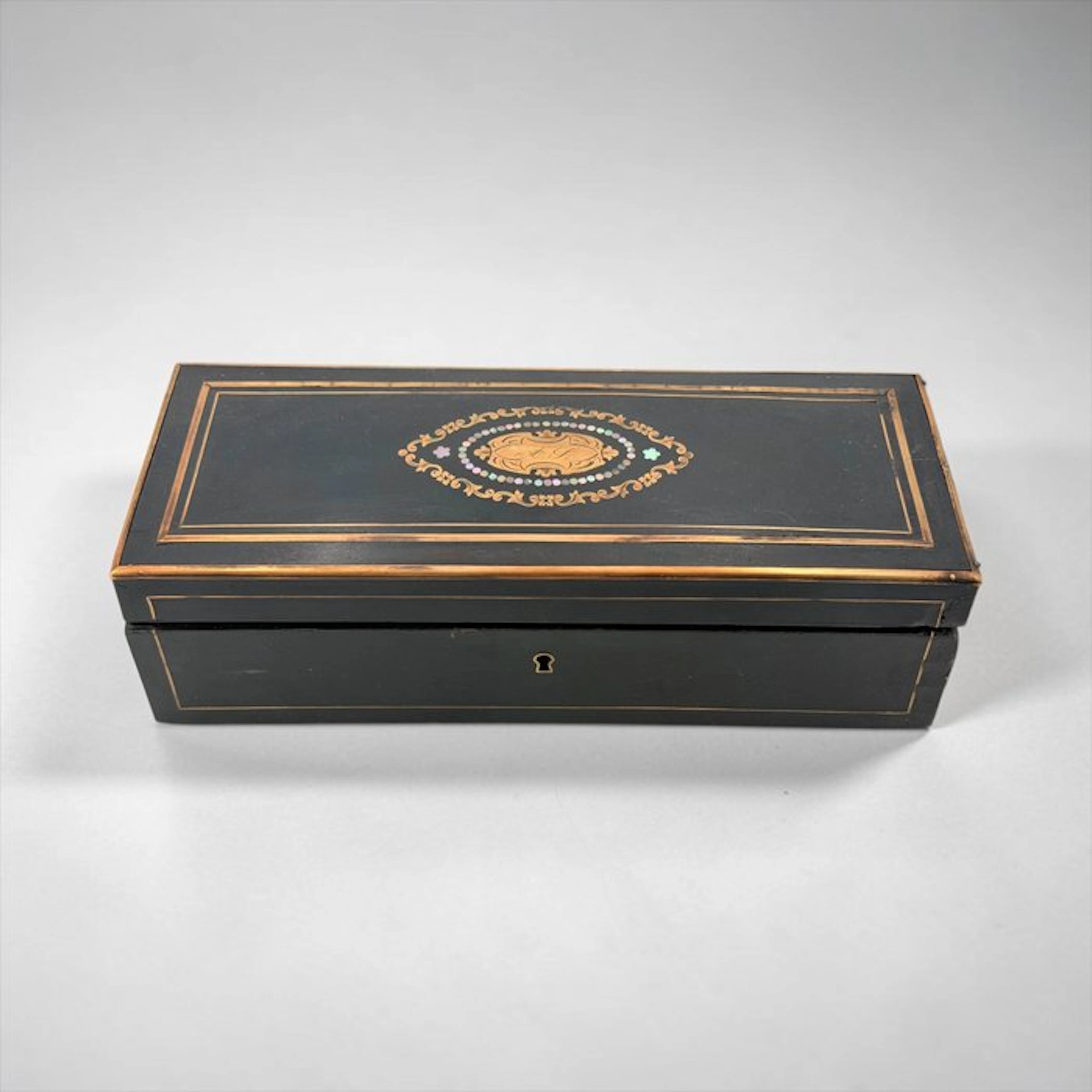 Coquet - Box - Double-Opening Display - Wood, Brass - Decorative Medallion