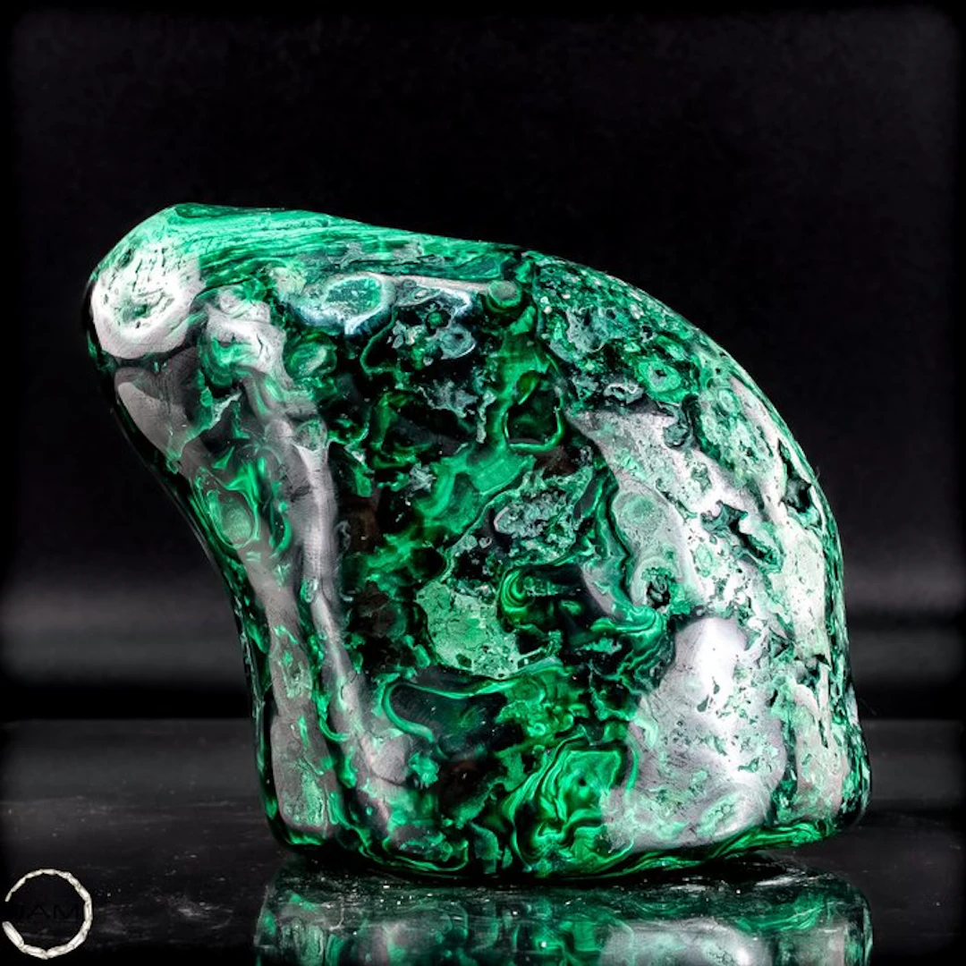 Malachite Freeform – Expressive natural art in intense green