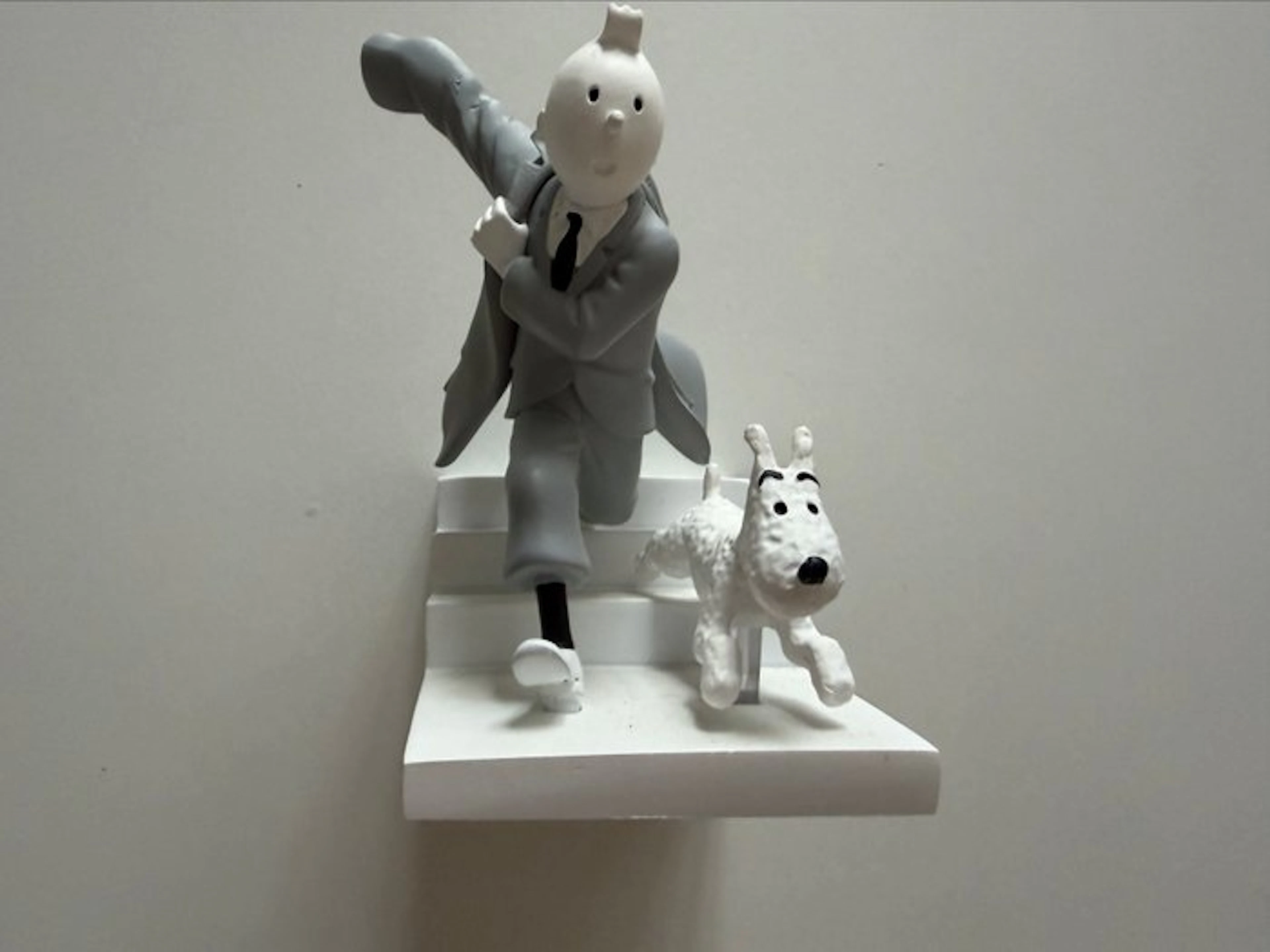 Tintin - Figurine - Tintin courant avec Milou sur des marches - Resin