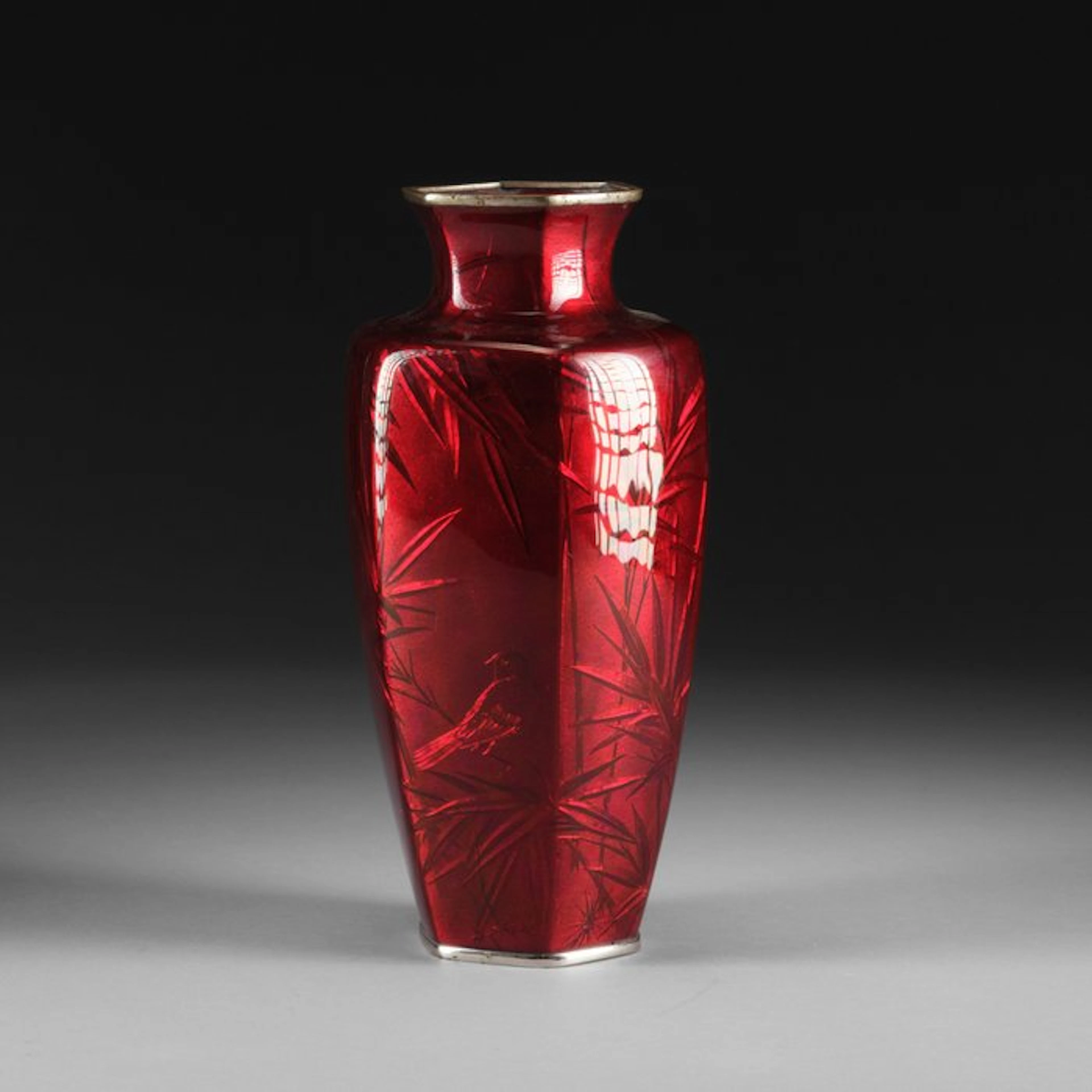 Red vase with bamboo and bird - Glass - Japan - Shōwa period (1926-1989)