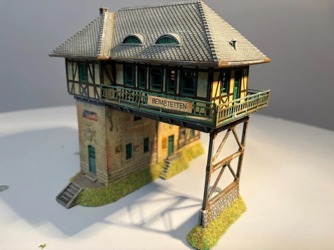 Pola H0 - Model train buildings (1) - Seinhuis, hand-painted, weathered, green