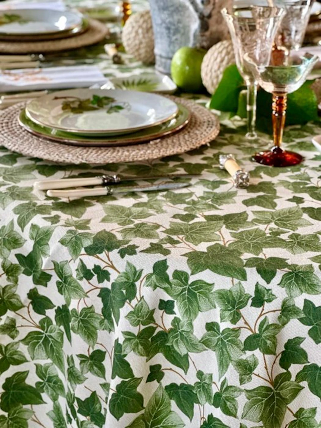 ** Tablecloth with botanical print for large tables
