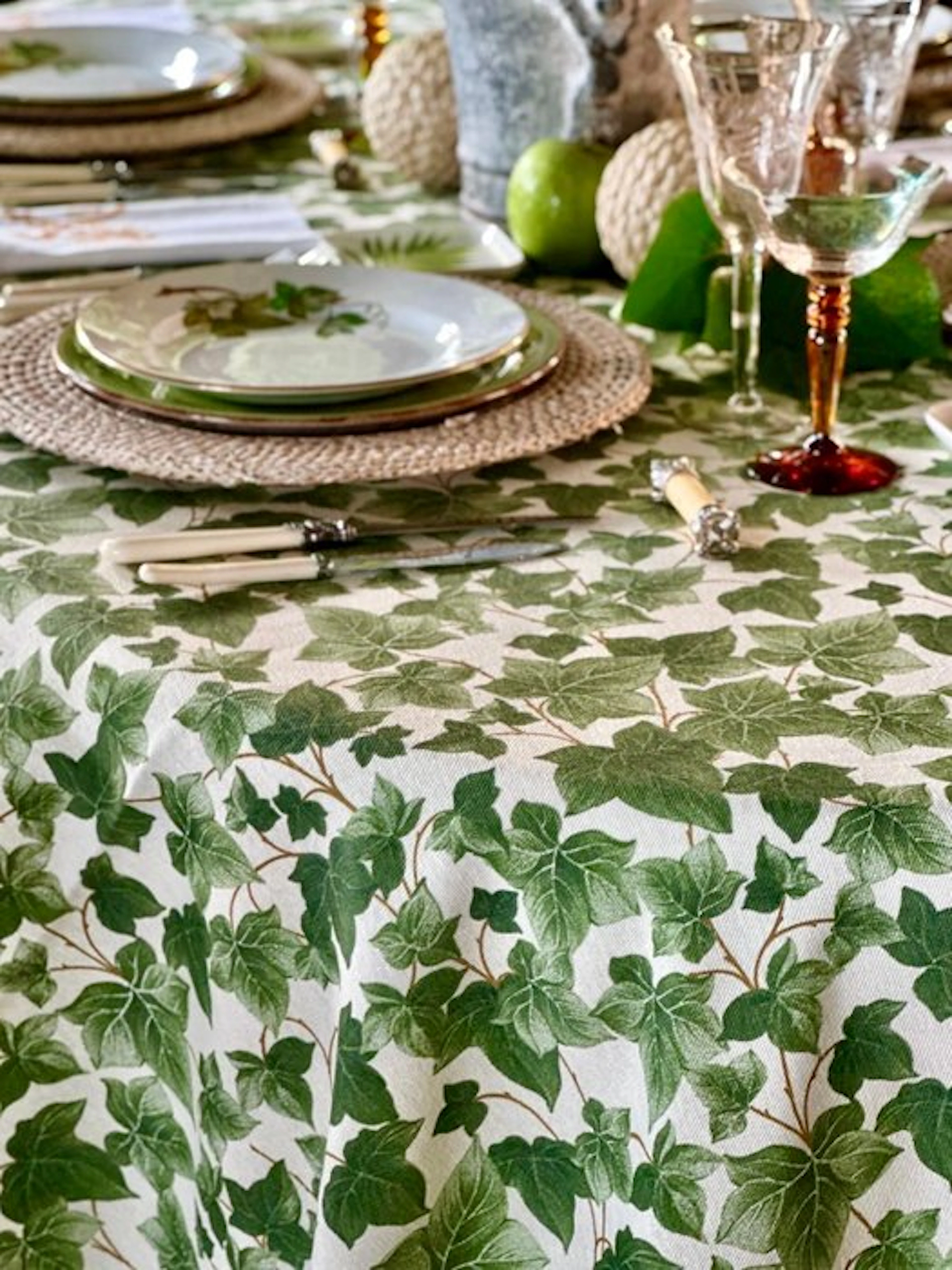 ** Tablecloth with botanical print for large tables