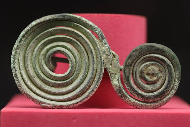 Bronze Age - (Urnfield Culture) - Spectacle Fibula - 6.1 cm (No reserve price)