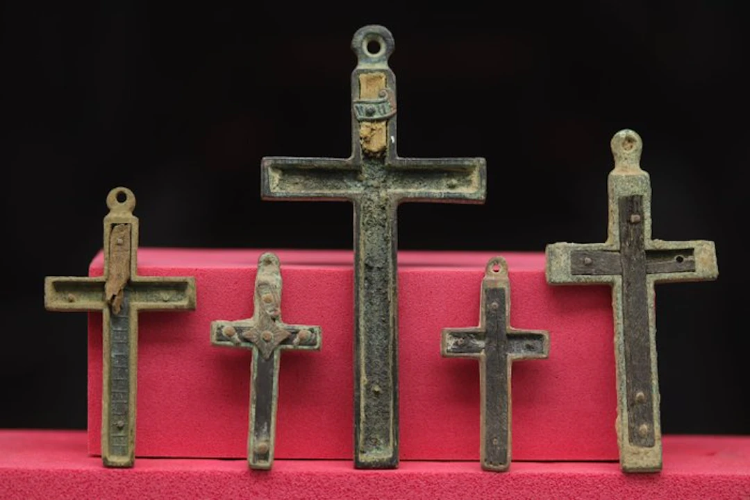 Post-medieval 5 x Bronze Votive Cross pendant - 8.1 cm (No reserve price)