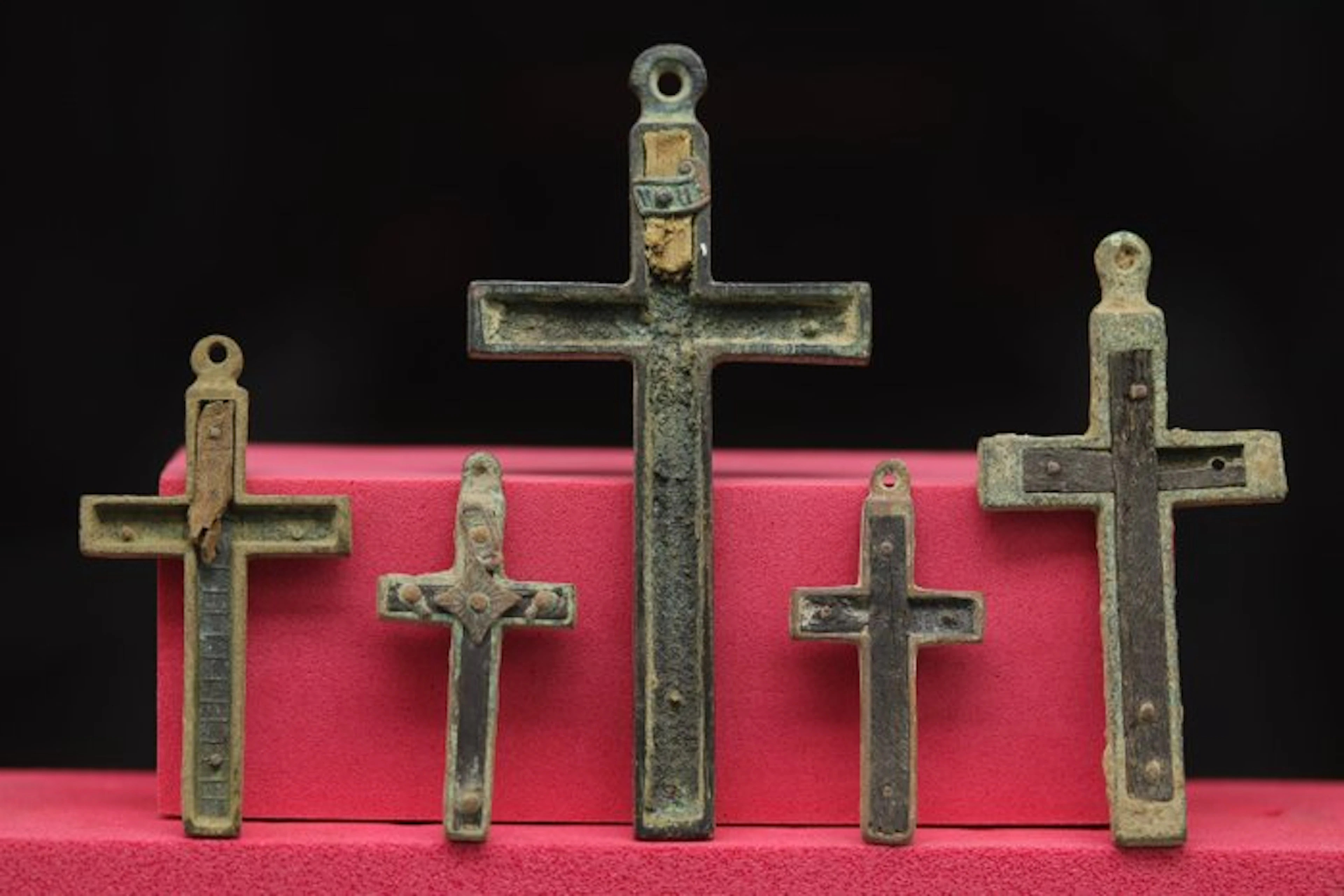 Post-medieval 5 x Bronze Votive Cross pendant - 8.1 cm (No reserve price)