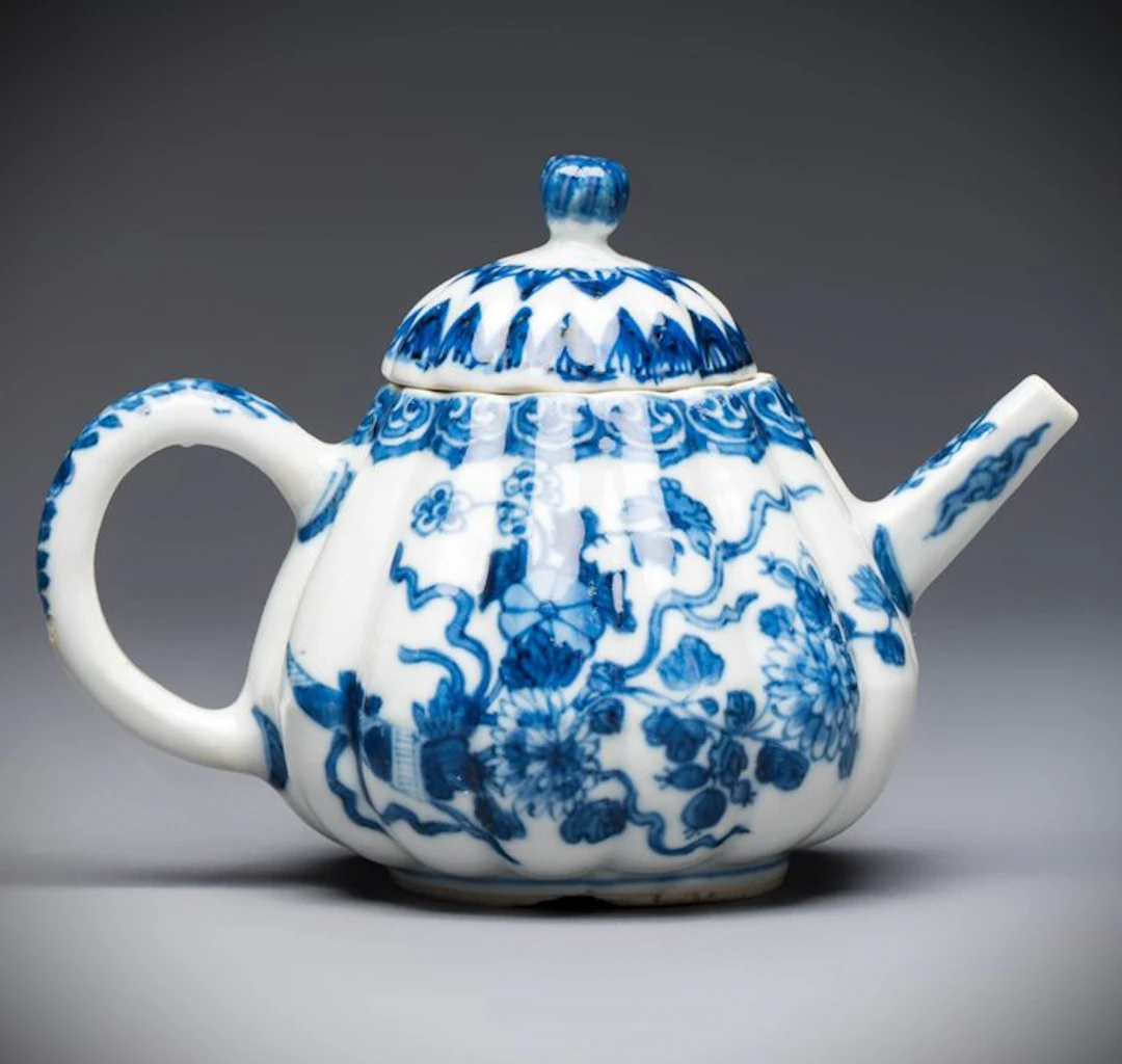 NO RESERVE - ANTIQUE CHINESE BLUE & WHITE RIBBED TEAPOT W/ LID
