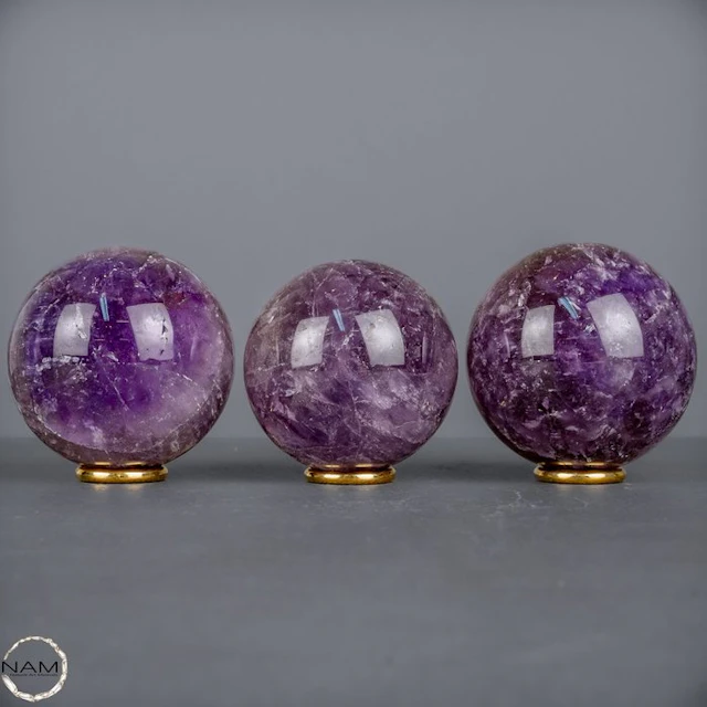 Natural amethyst sphere set – Elegant violet tones with a...
