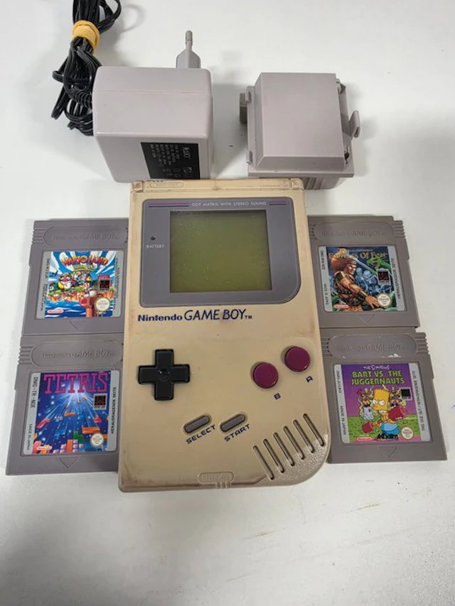 Nintendo - Gameboy Classic - Game Boy Classic & 4 Games...