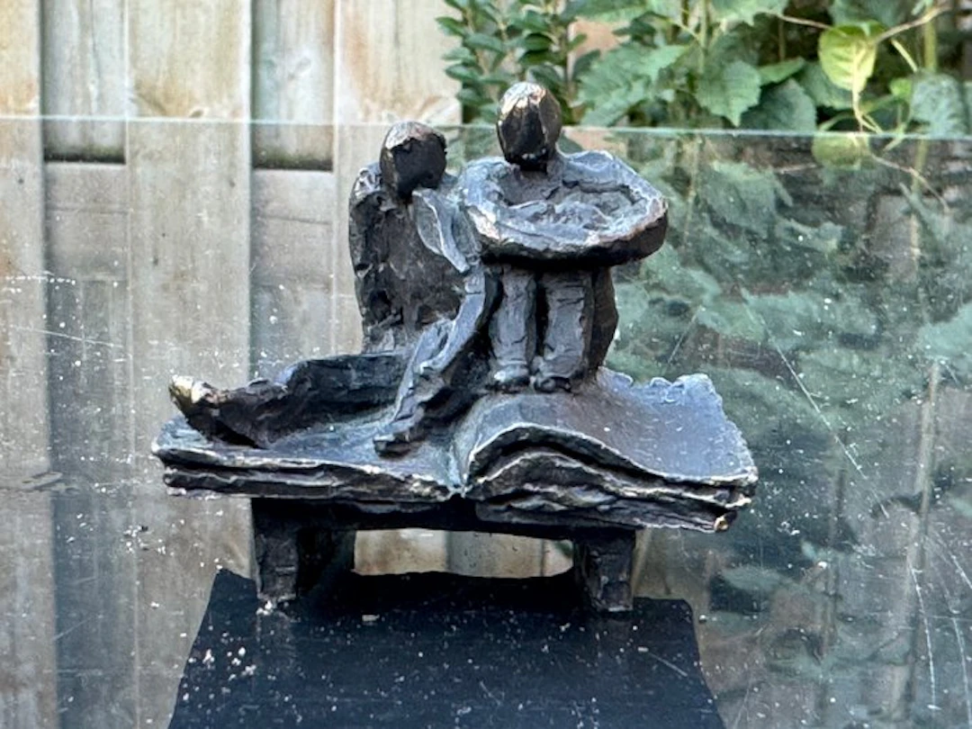 Sculpture, Lezend paar op boek - 4.5 cm - Solid bronze