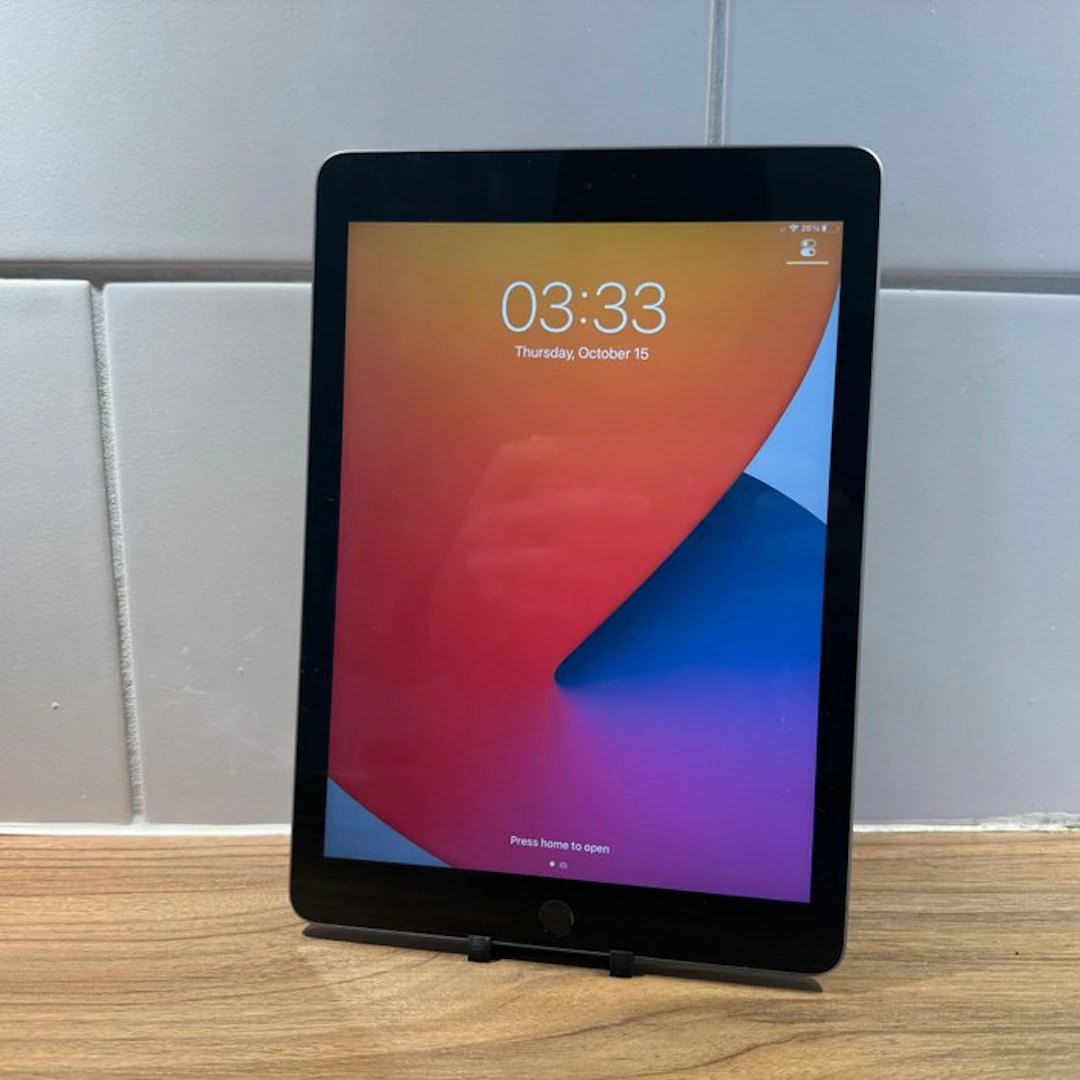 Apple iPad (5th Generation) 128GB Wifi - Mobile phone