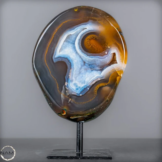 Agate-Chalcedony Druzy on Stand – The Hidden Crystal...