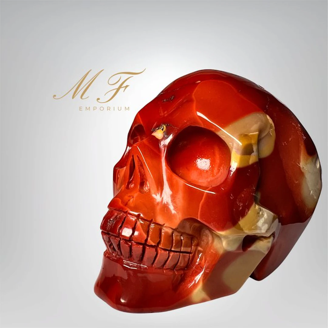 Magnificent skull in Mookaite Carving - Height: 85 mm...